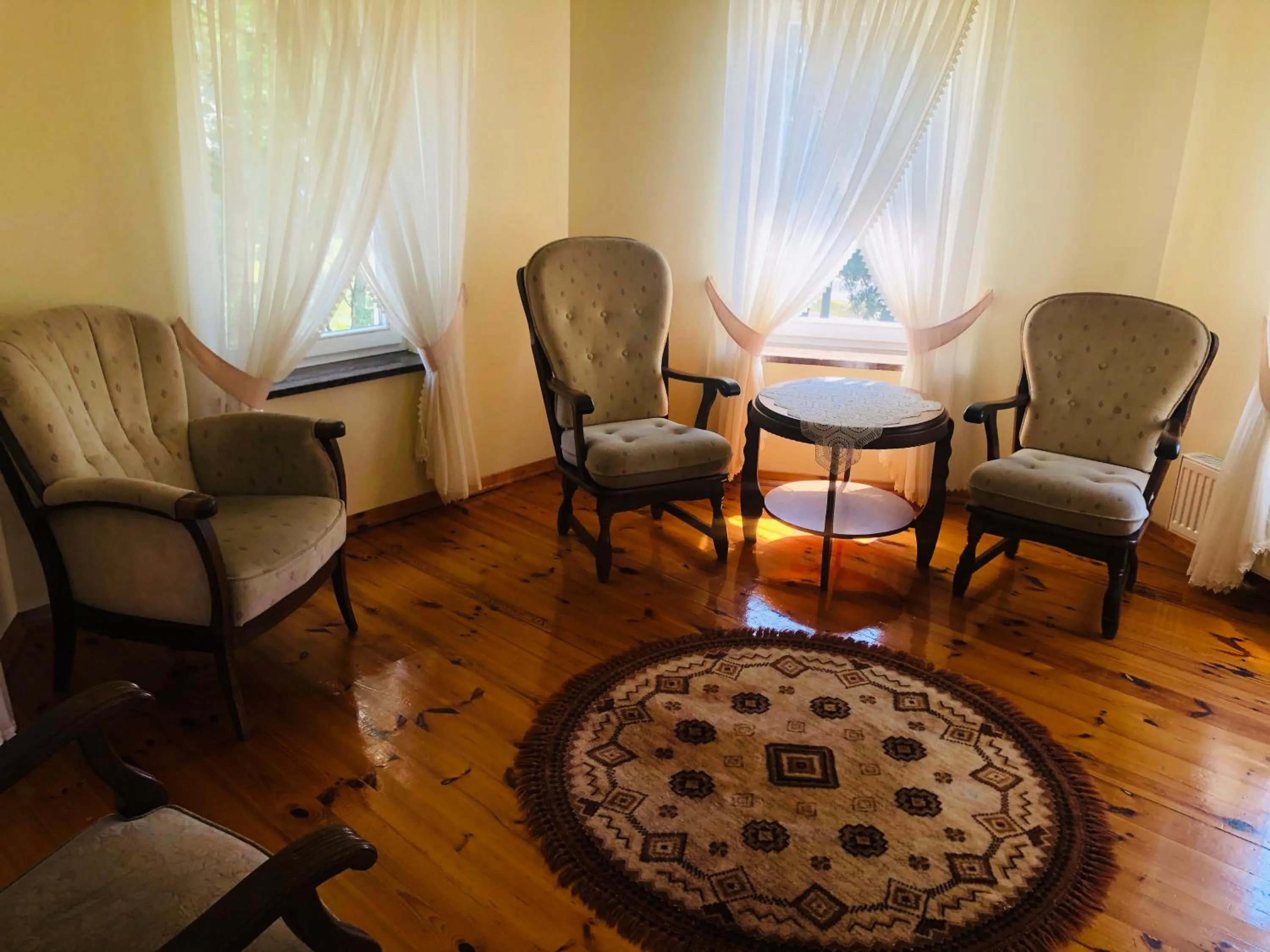 Communal lounge/ TV room in Hotel Mateo