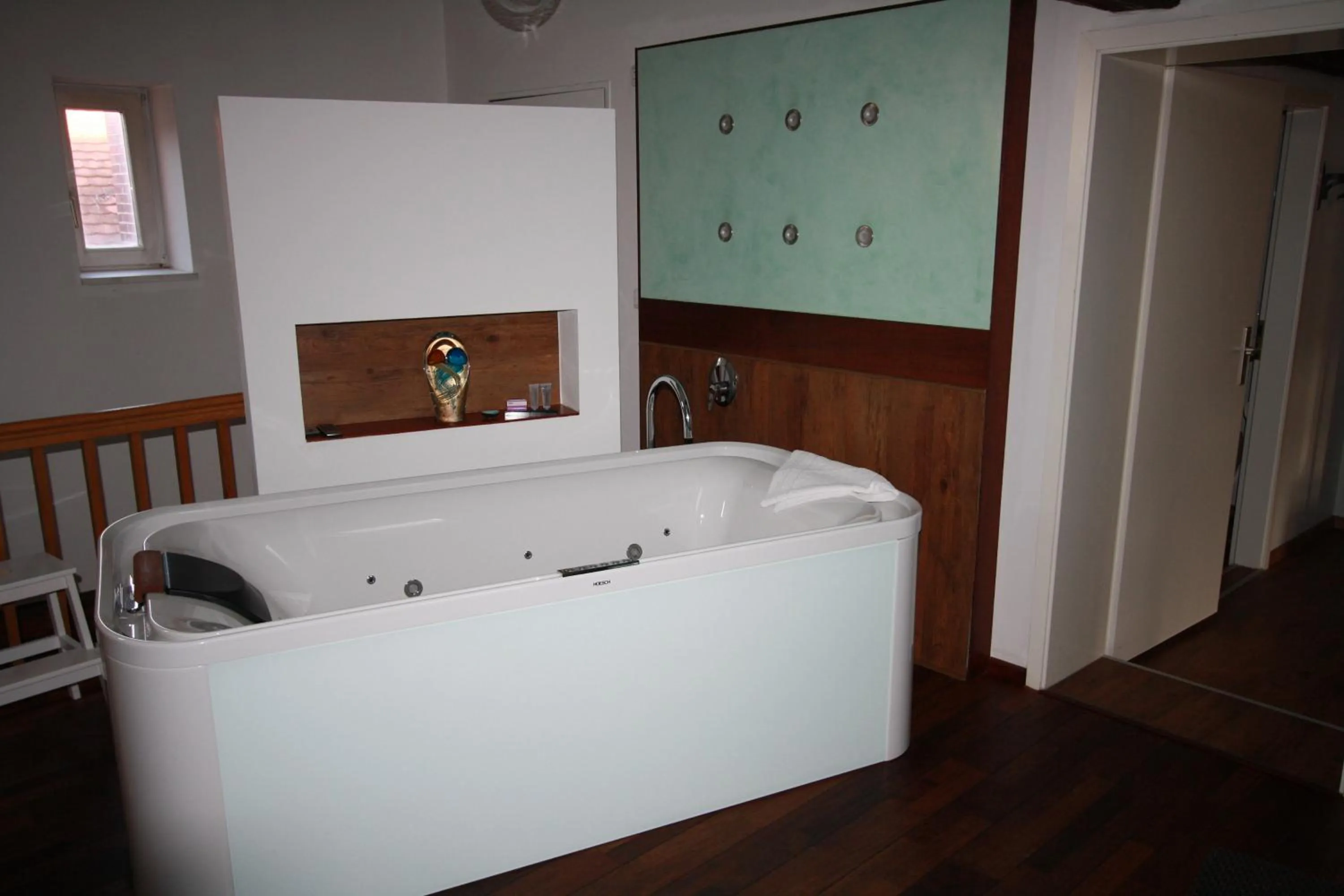 Hot Tub, Bed in Elements Hotel