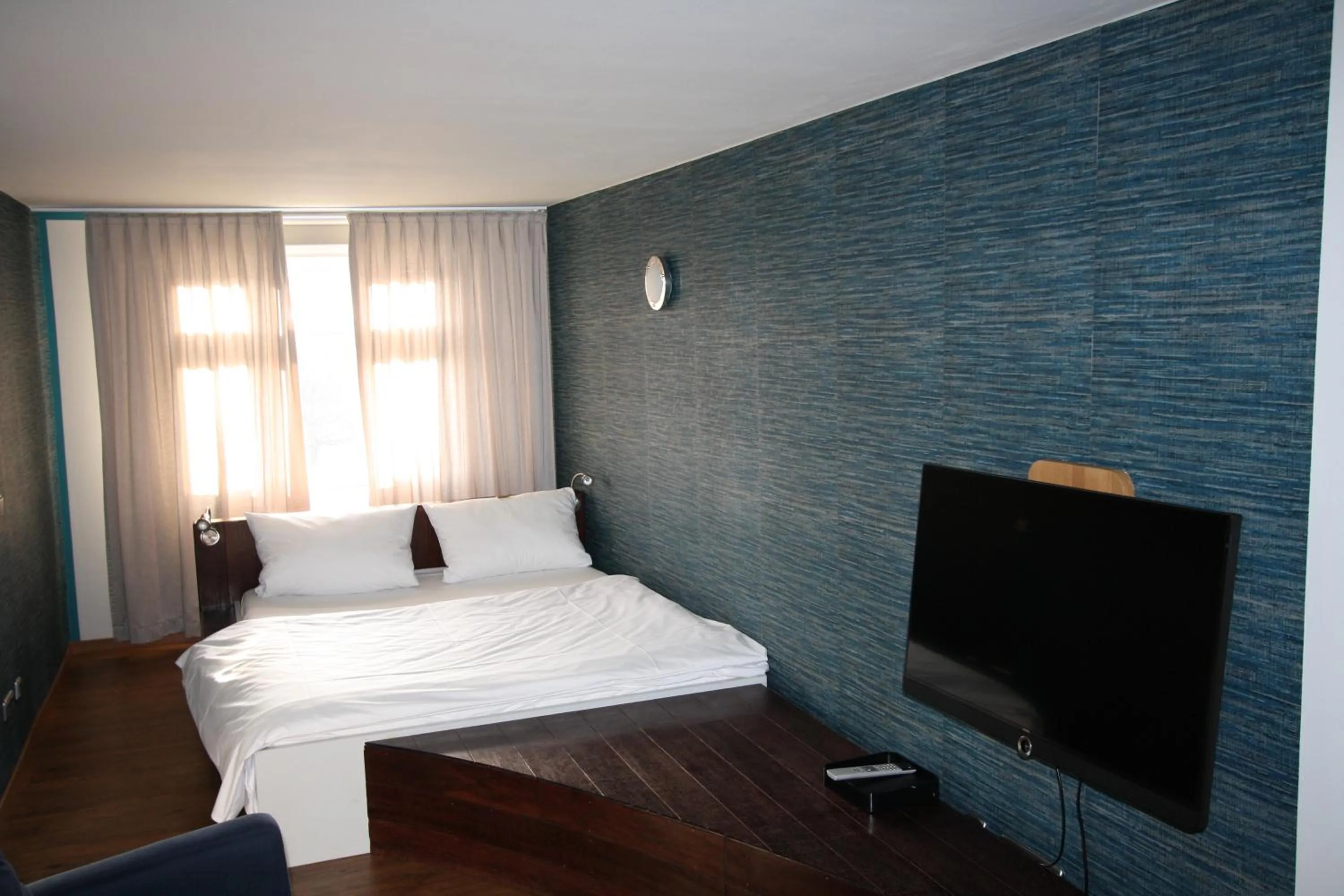 Photo of the whole room, Bed in Elements Hotel