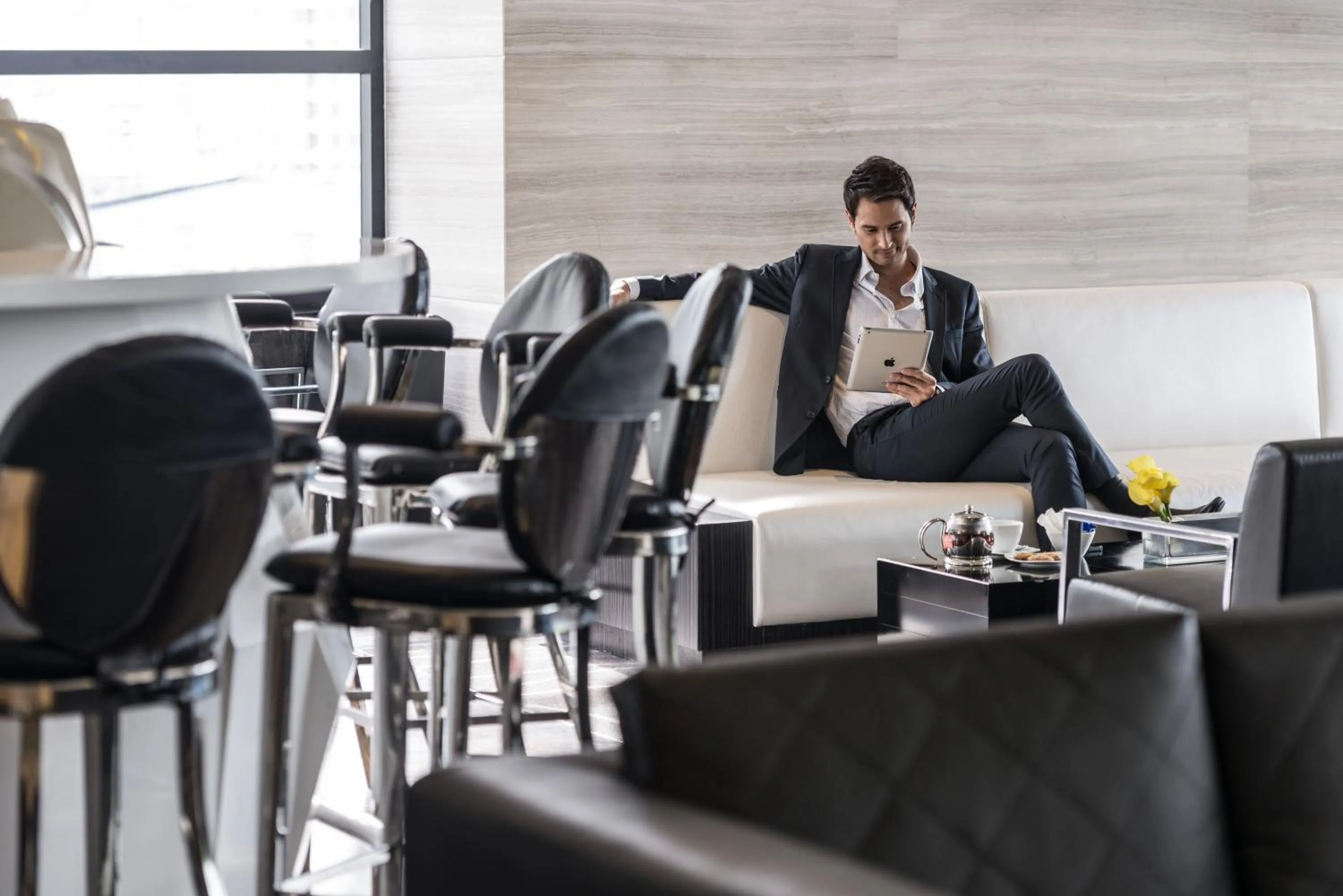 Lounge or bar in Holiday Inn Bangkok Sukhumvit by IHG