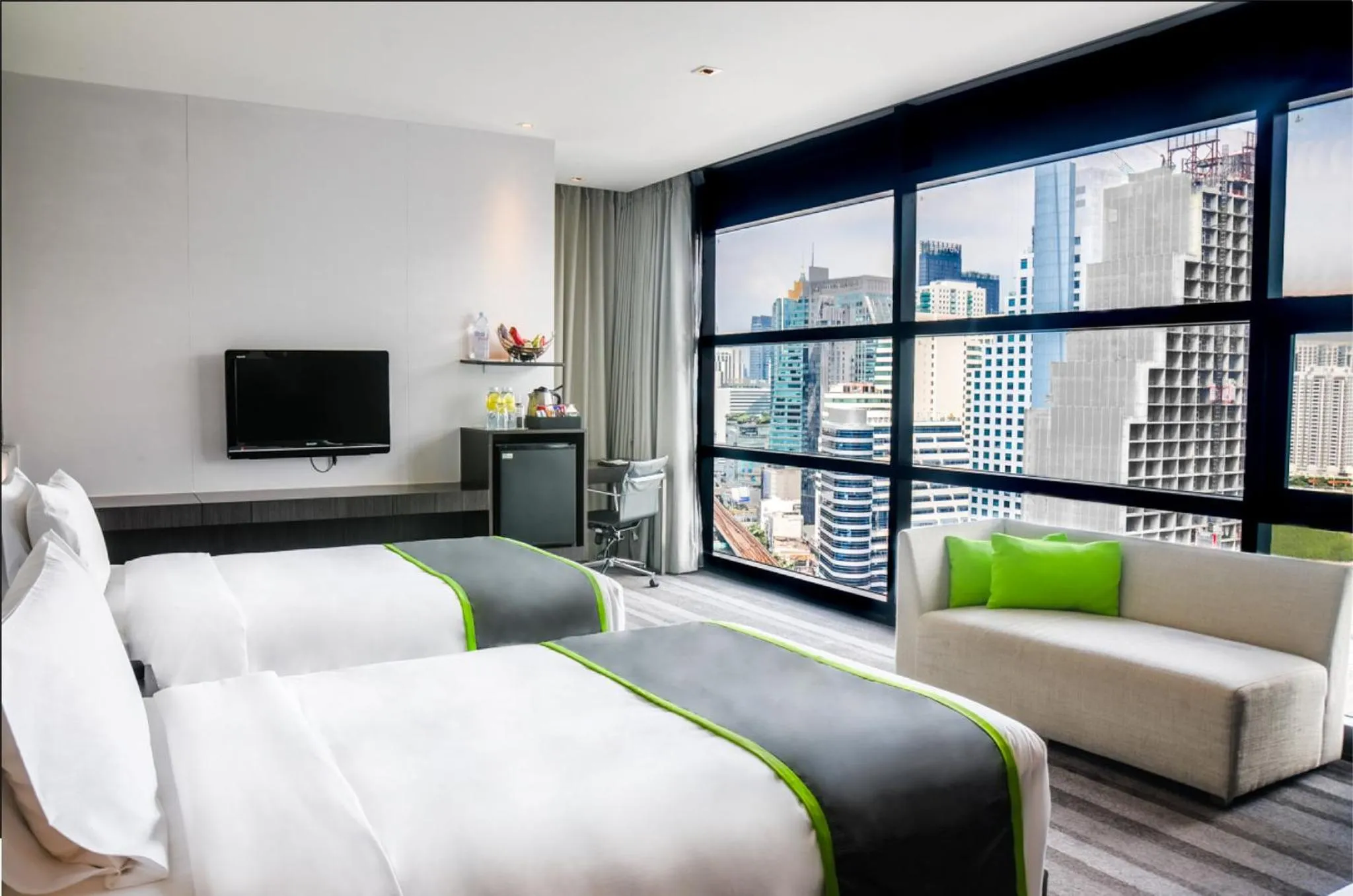 Photo of the whole room, Bed in Holiday Inn Bangkok Sukhumvit by IHG