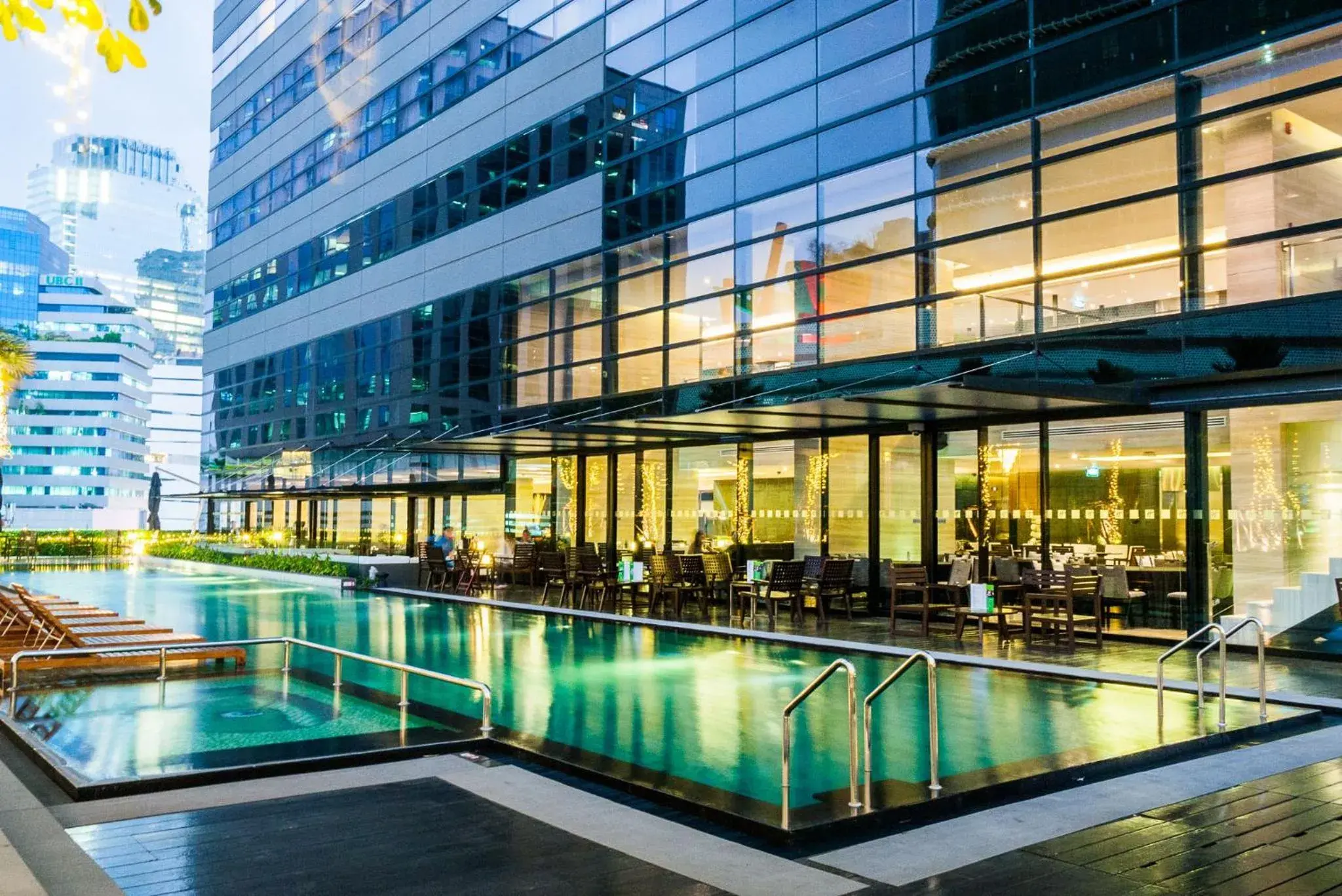 Swimming pool in Holiday Inn Bangkok Sukhumvit by IHG Swimming pool in Holiday Inn Bangkok Sukhumvit by IHG