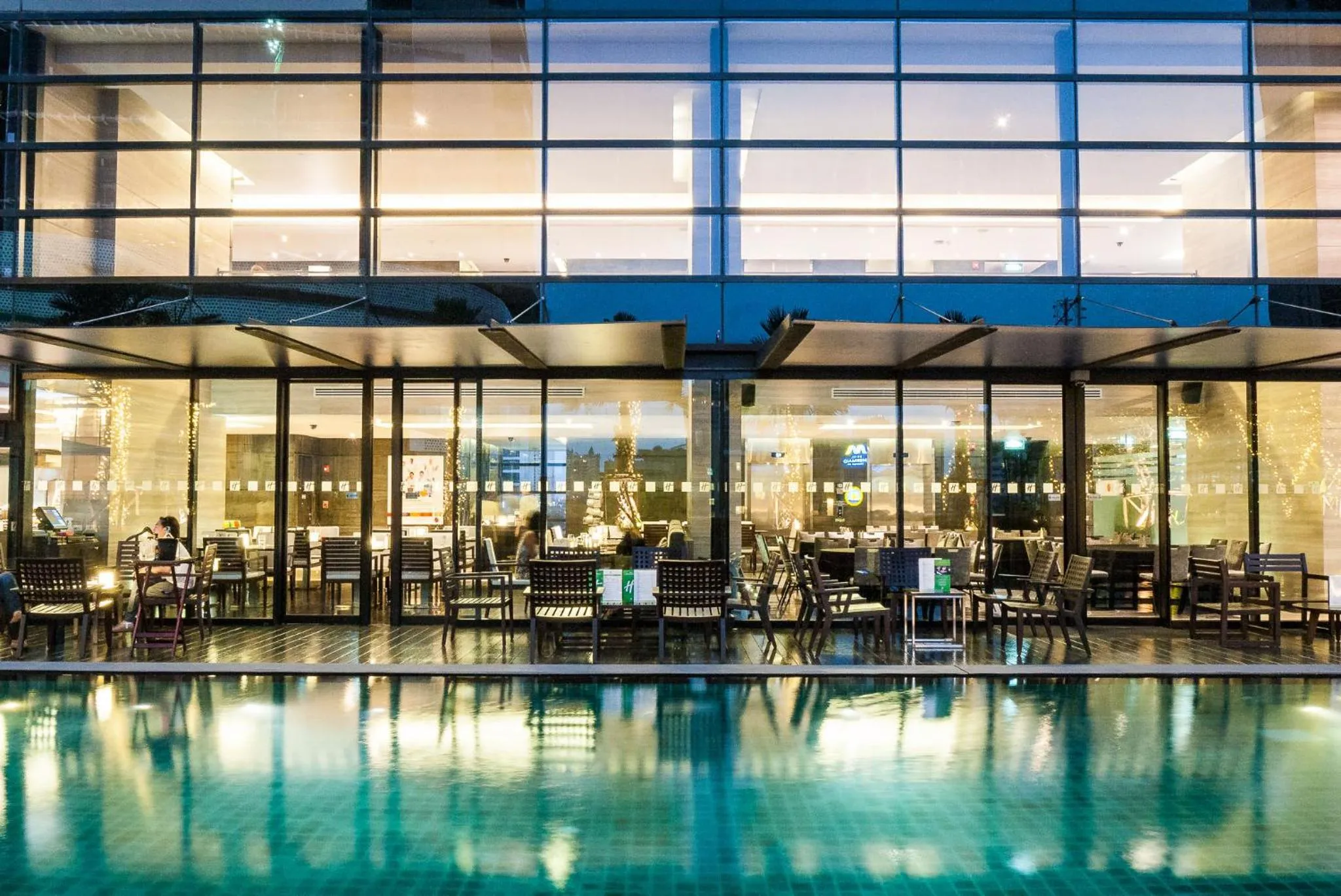 Swimming pool in Holiday Inn Bangkok Sukhumvit by IHG