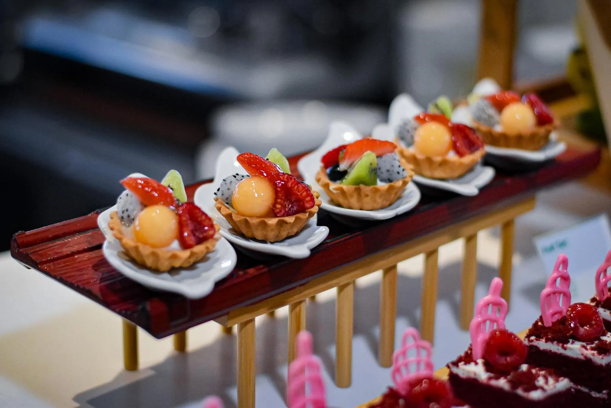 Lounge or bar in Holiday Inn Bangkok Sukhumvit by IHG