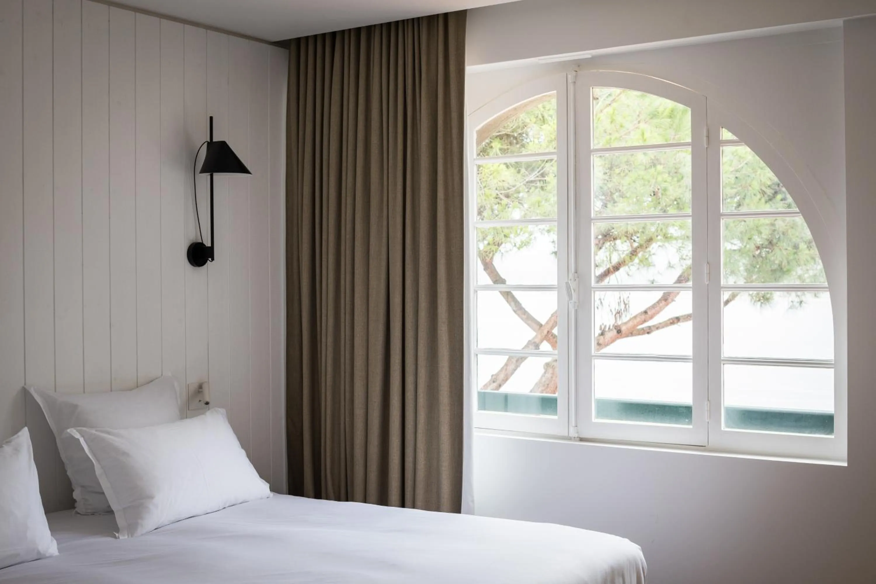 Bed in Hôtel Les Hortensias du Lac