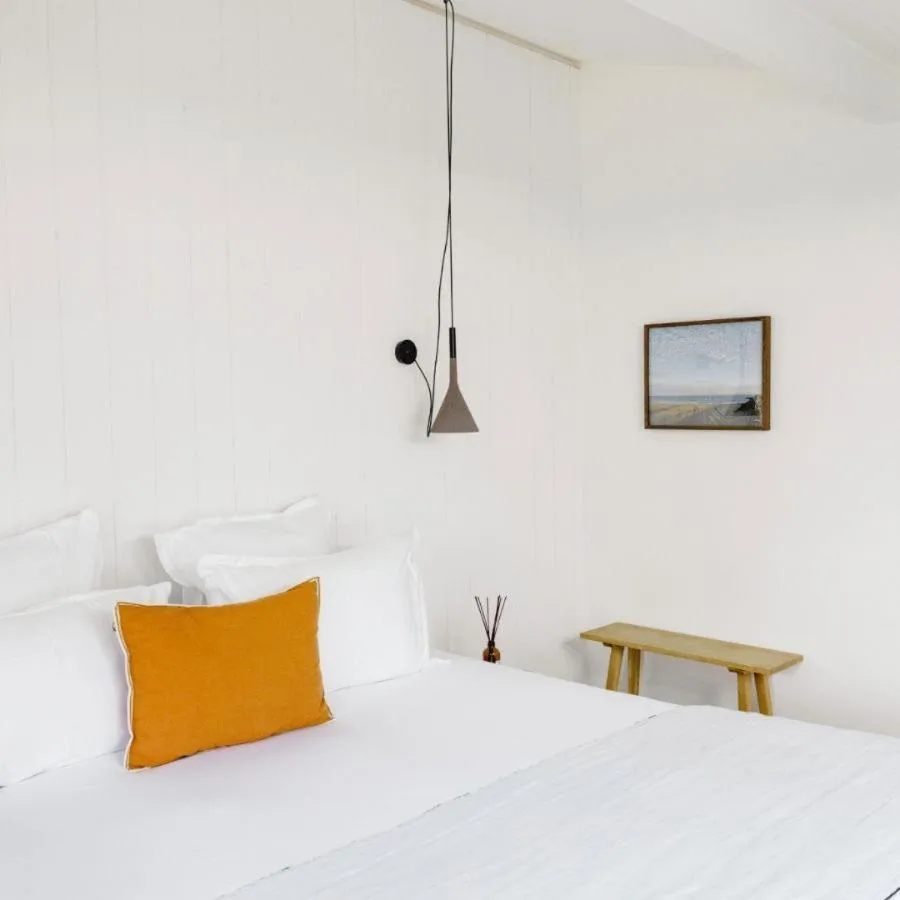 Bed in Hôtel Les Hortensias du Lac