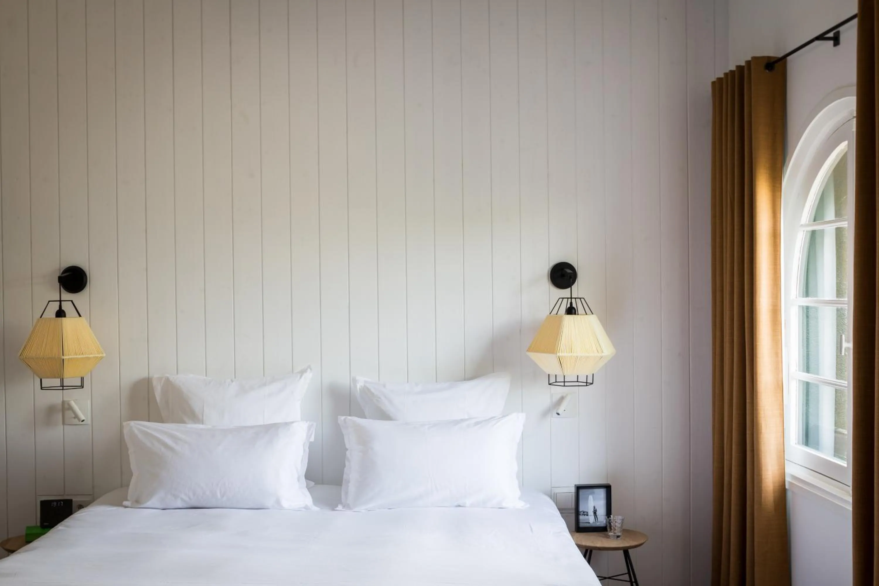 Bed in Hôtel Les Hortensias du Lac