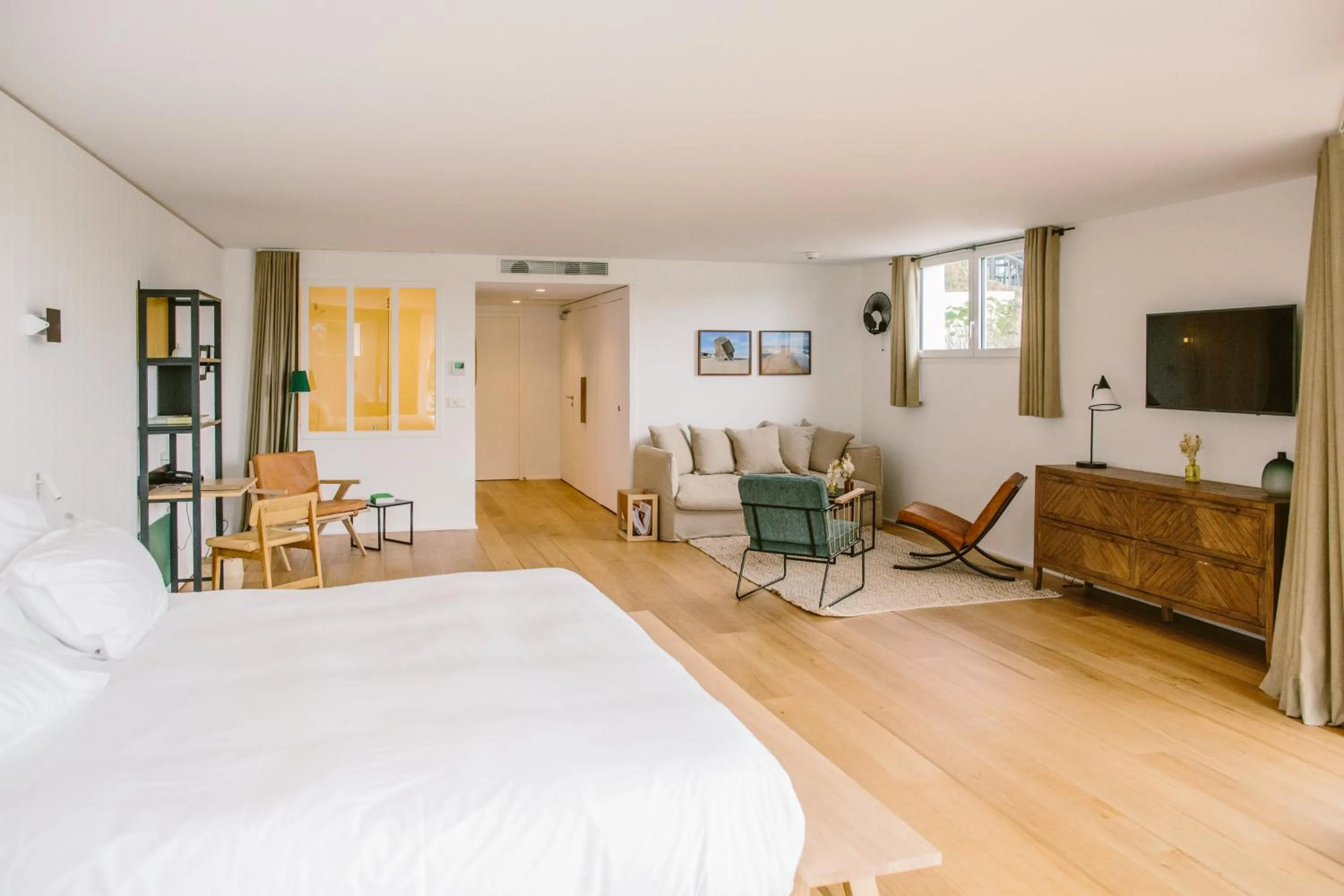 Bed in Hôtel Les Hortensias du Lac