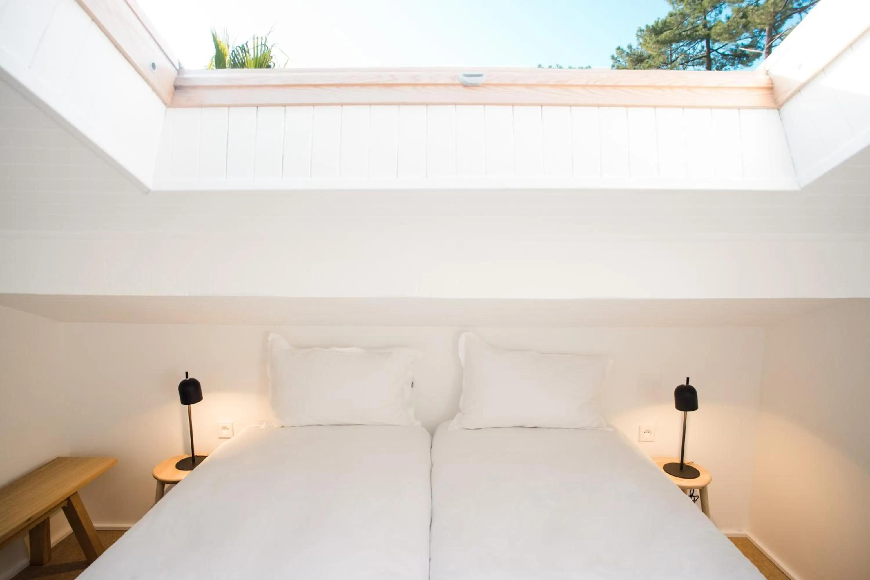 Bed in Hôtel Les Hortensias du Lac