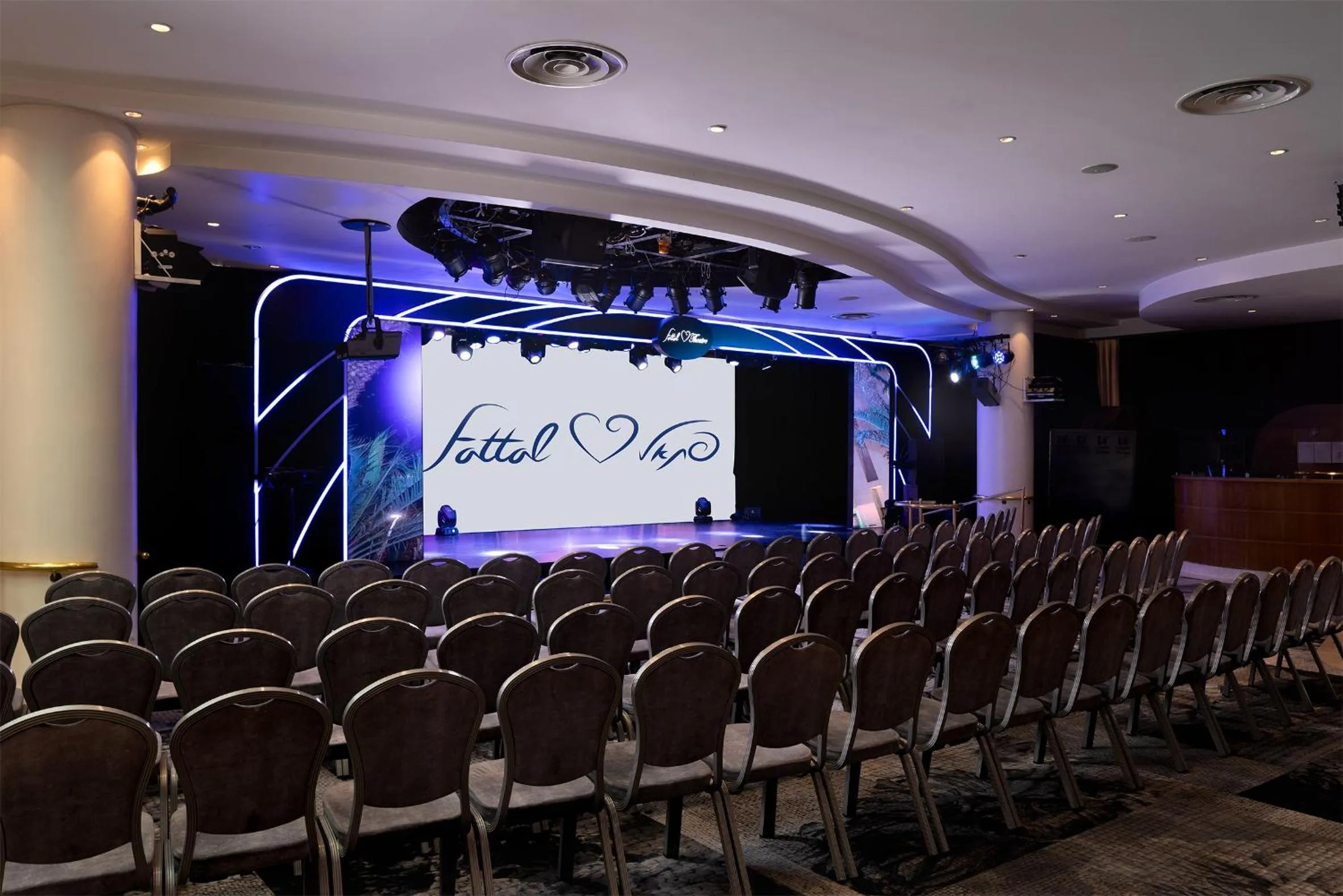 Evening entertainment in U Magic Palace