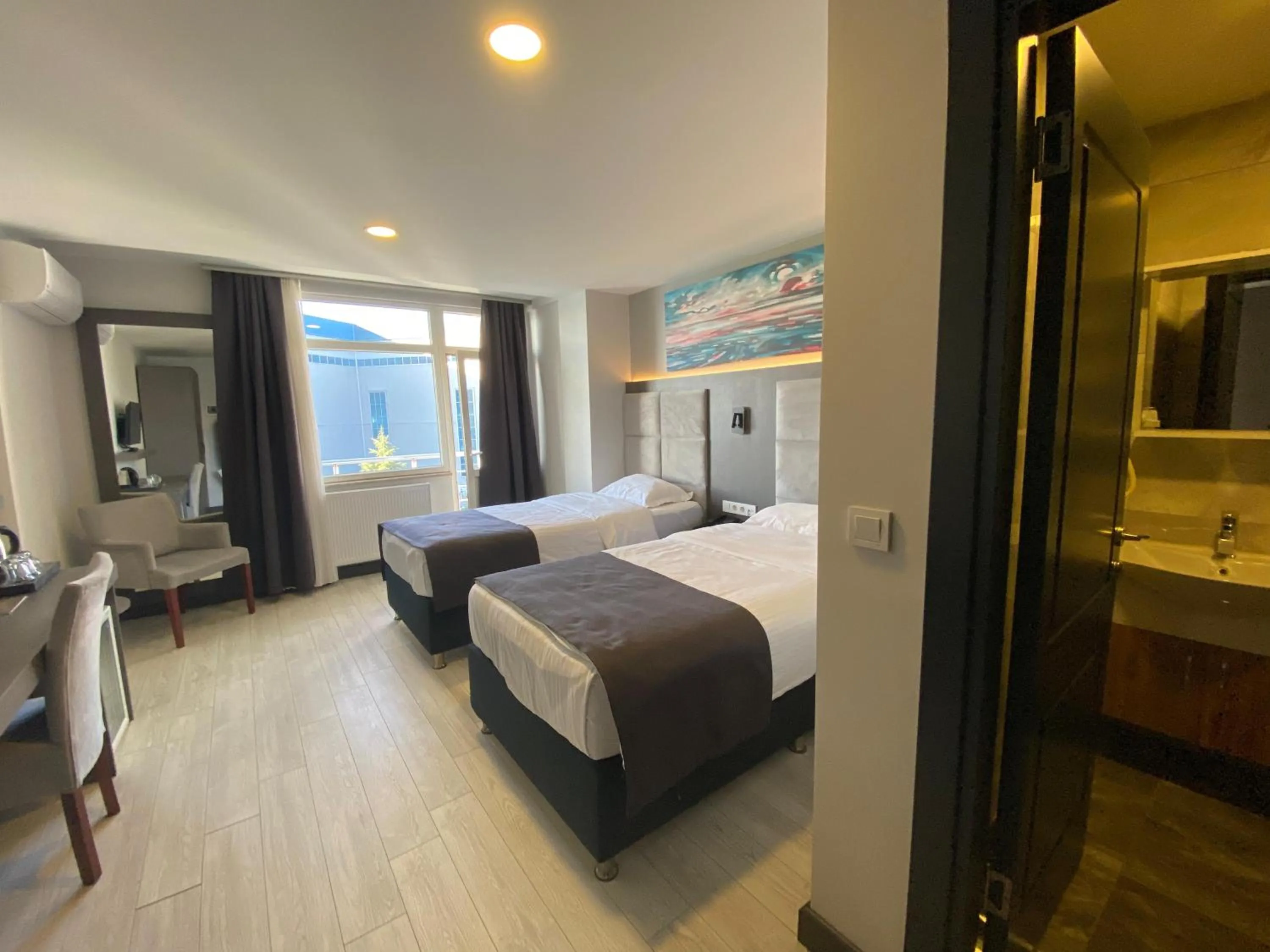 Communal lounge/ TV room, Bed in Sahil Hotel Pendik