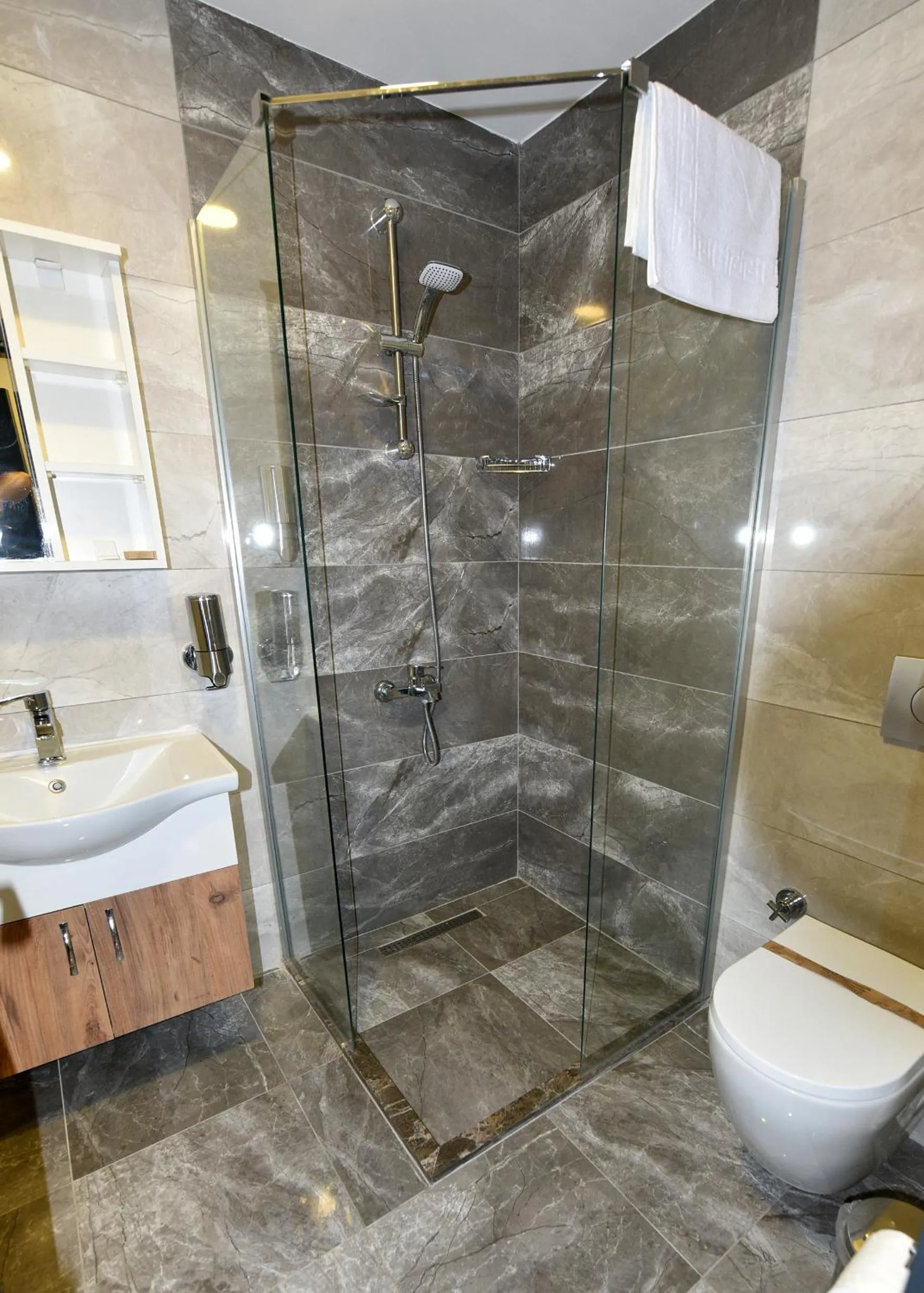 Shower in Sahil Hotel Pendik