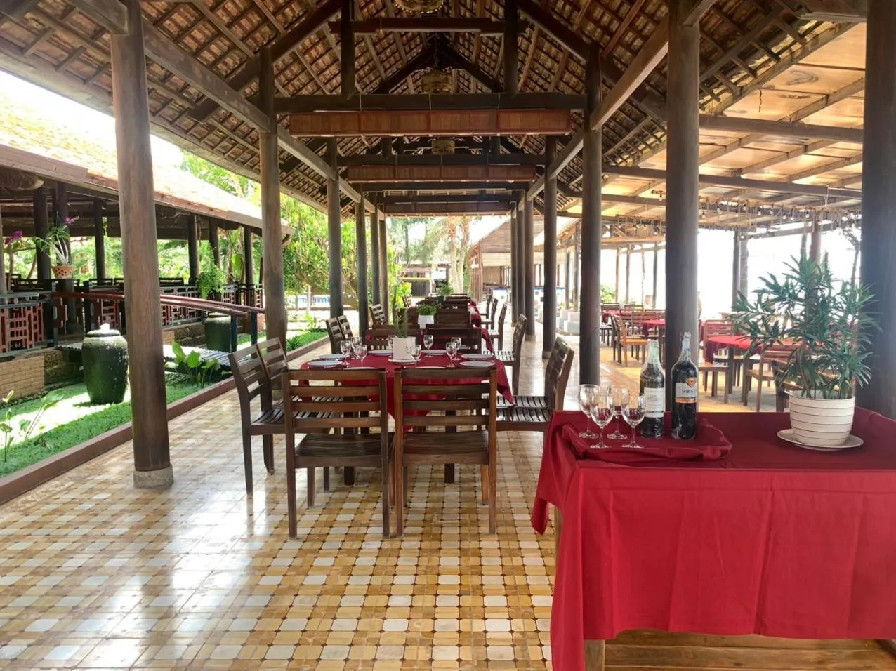 Dining area in Blue Shell Resort