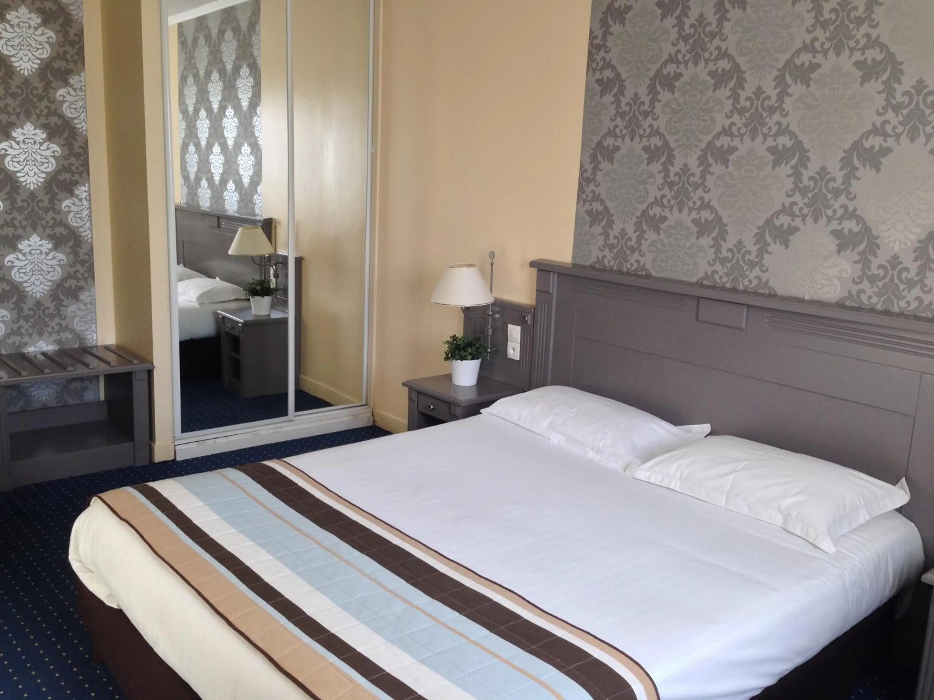 Photo of the whole room, Bed in Hôtel HAPY