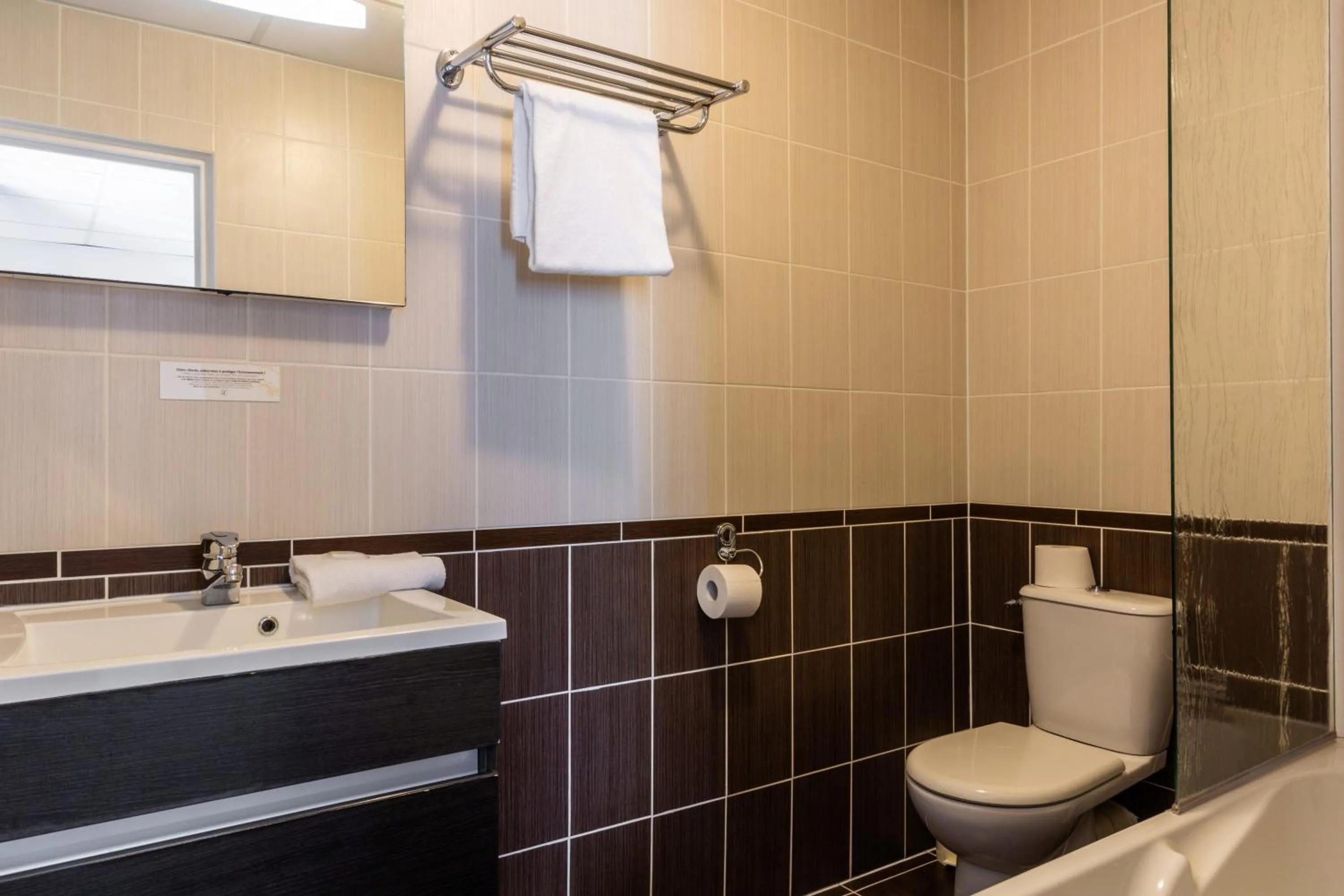 Bathroom in Hôtel HAPY