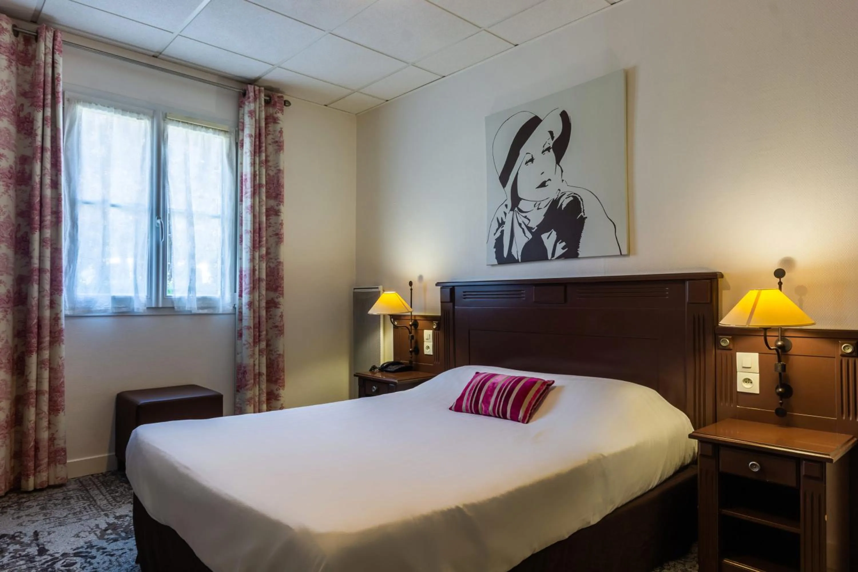 Seating area, Bed in Hôtel HAPY