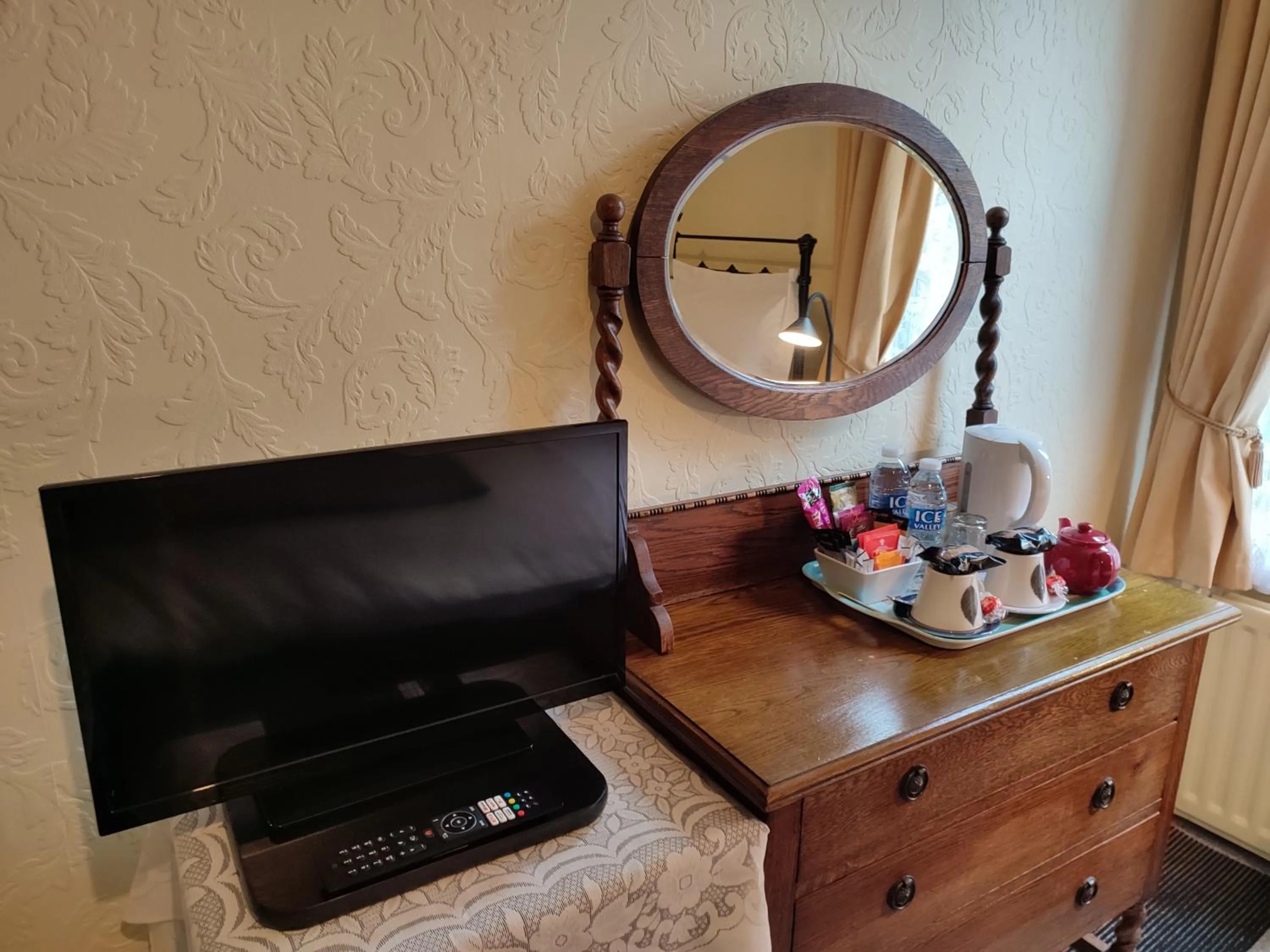 TV and multimedia in Anton Guest House Bed and Breakfast