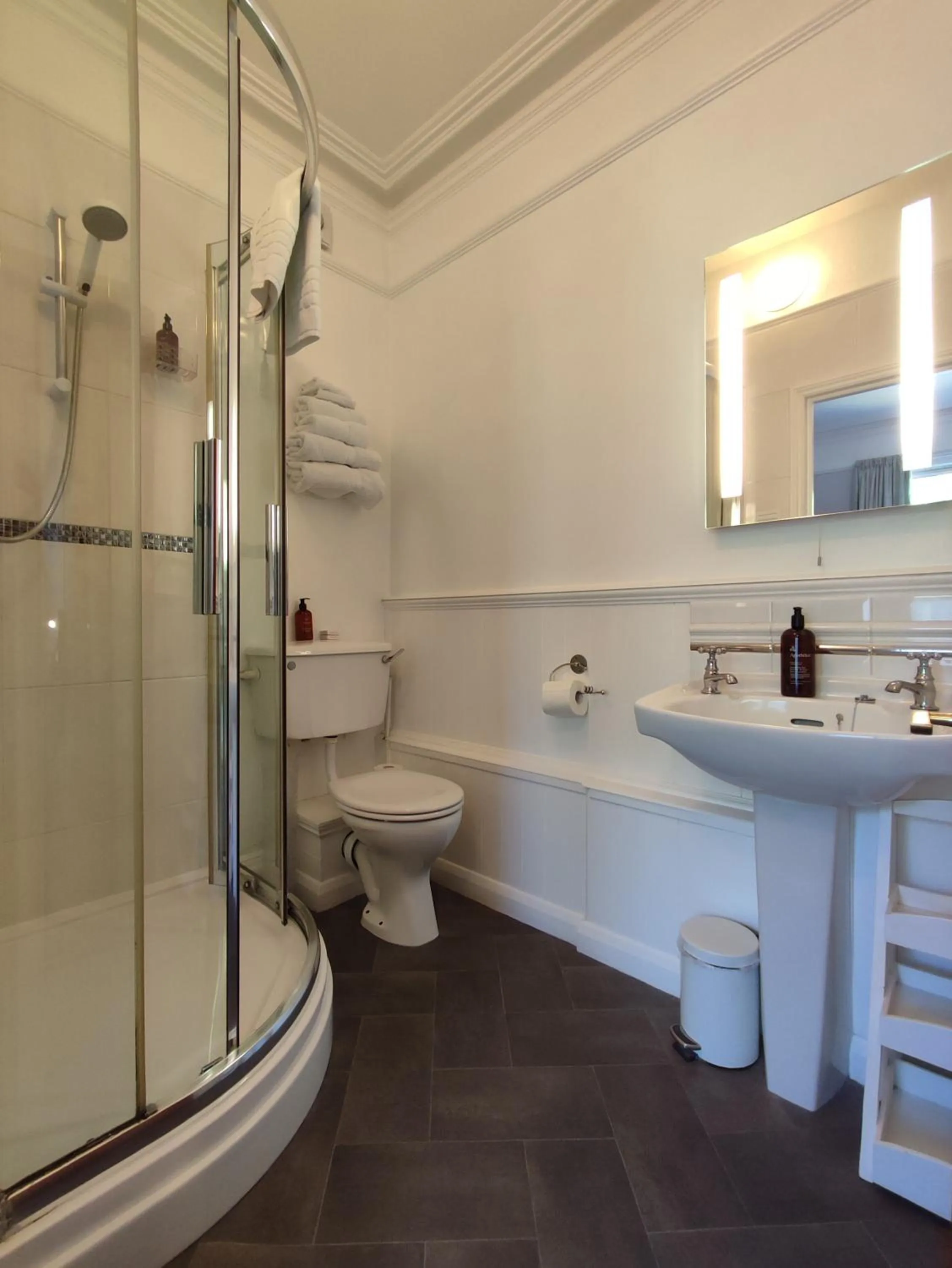 Shower in Anton Guest House Bed and Breakfast