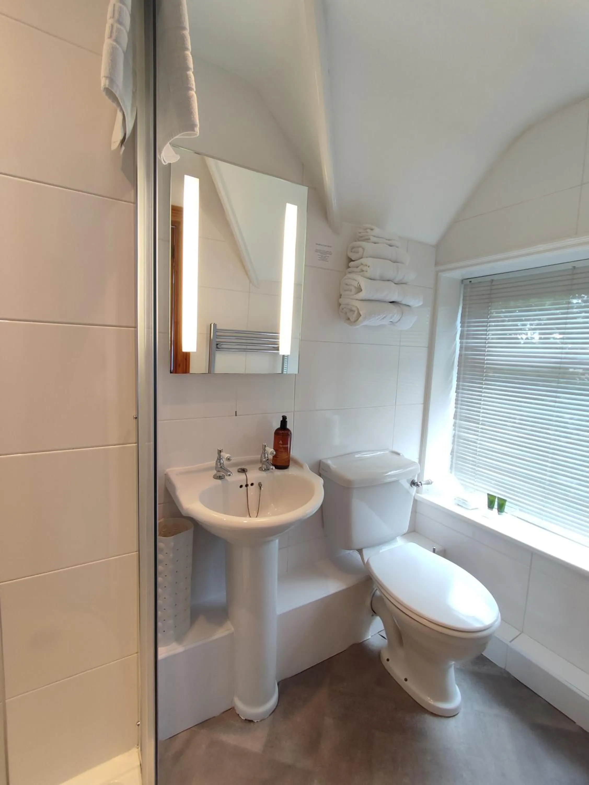 Shower in Anton Guest House Bed and Breakfast