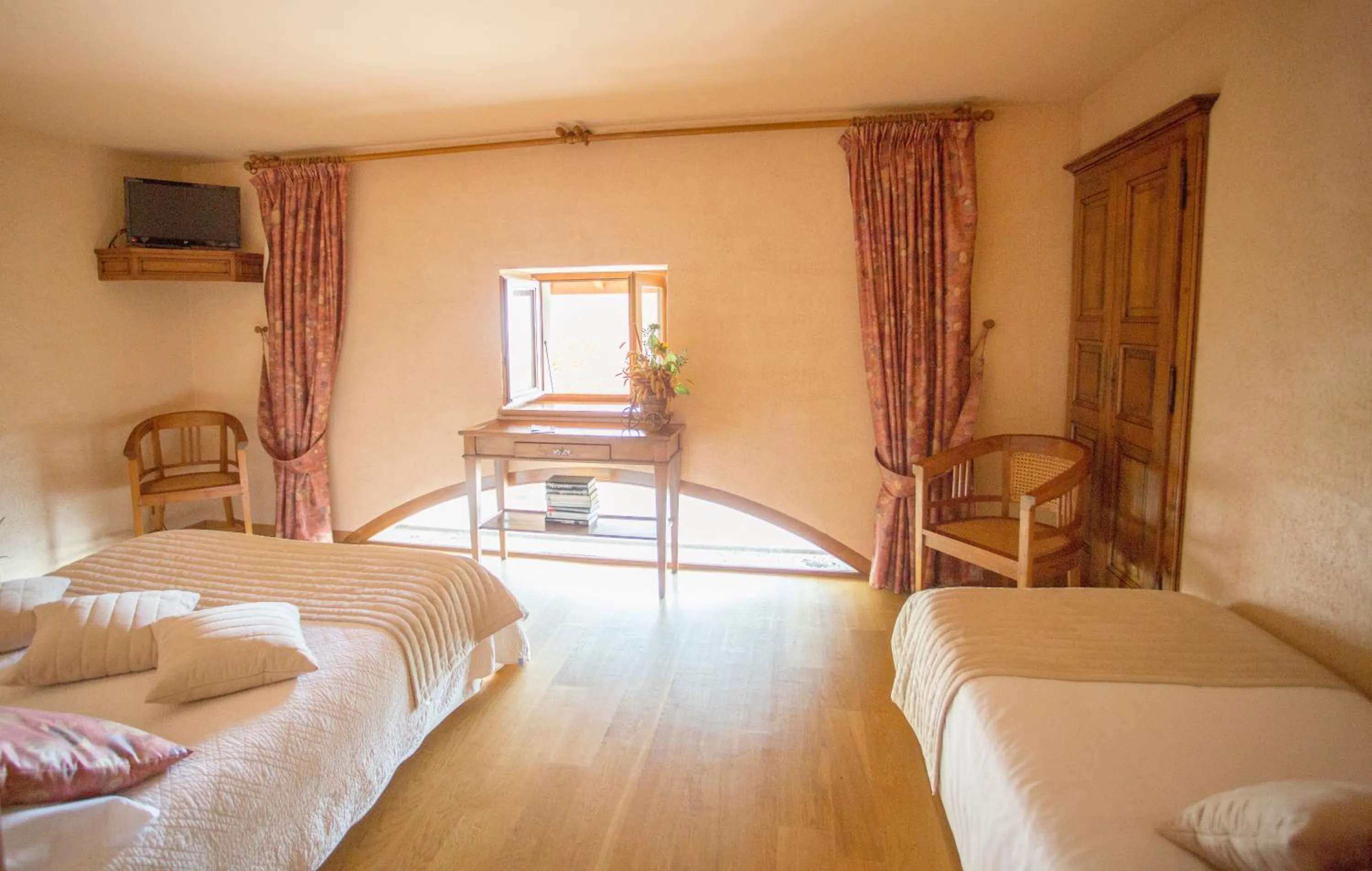 Photo of the whole room, Bed in Le Bonheur dans le Pré