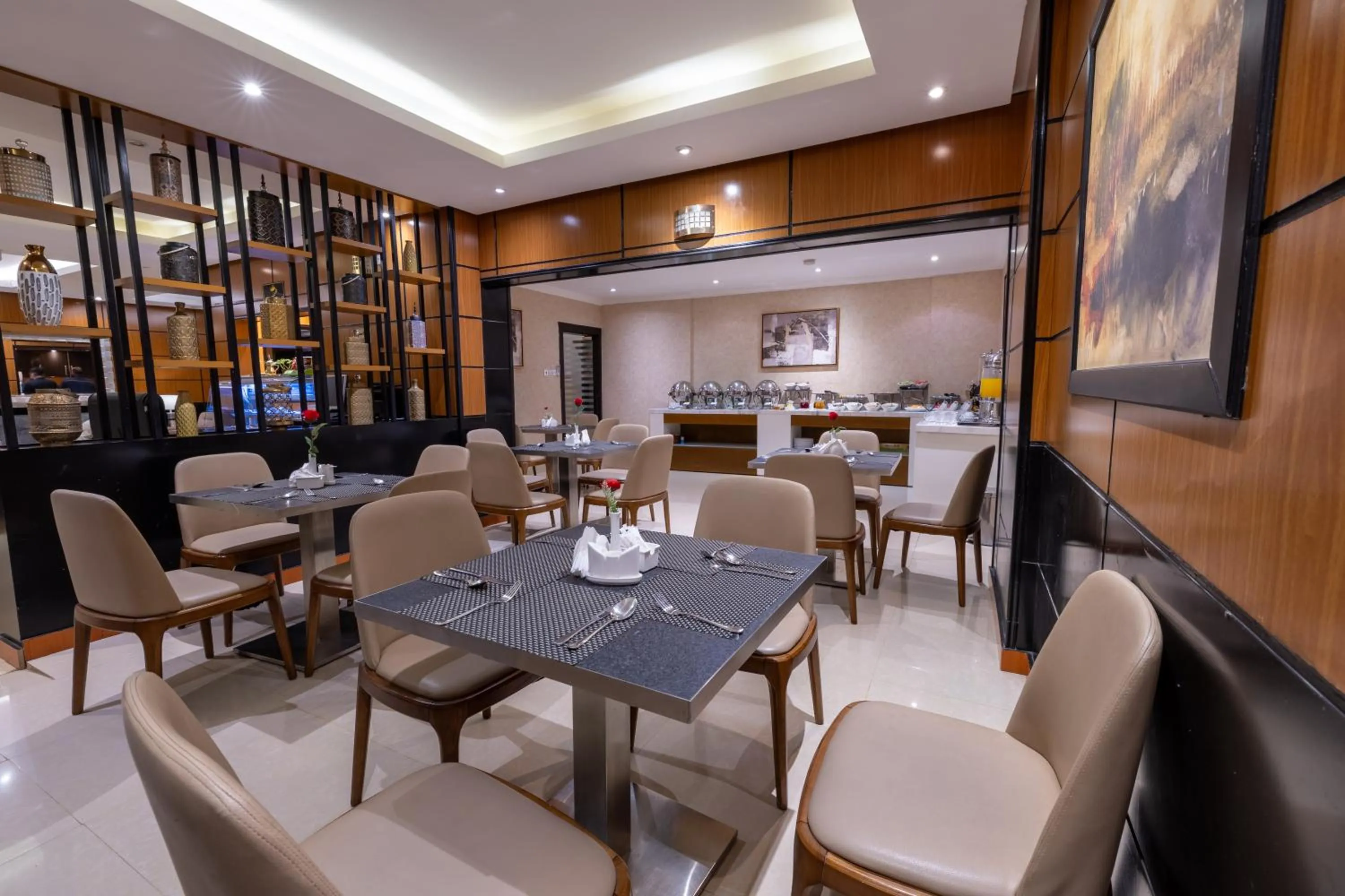 Restaurant/places to eat in Al Muhaidb Residence Al Takhasossi 3