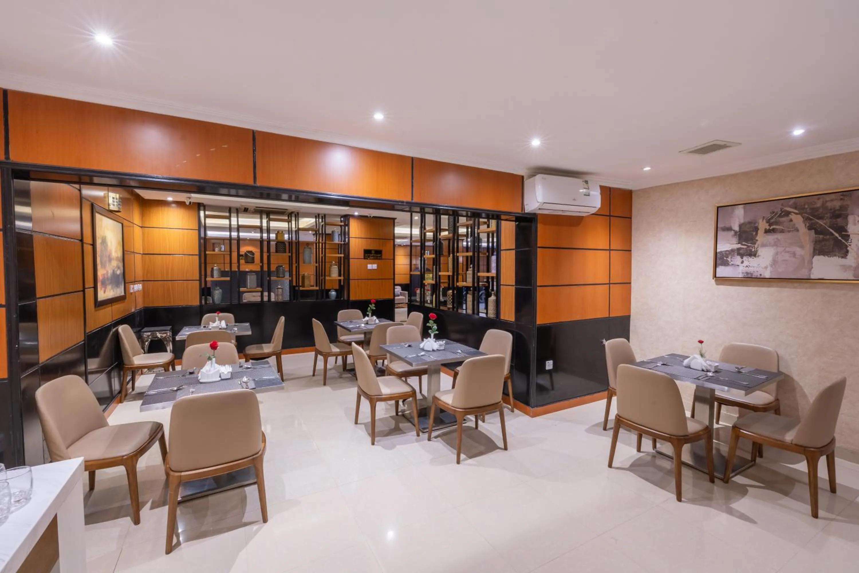 Restaurant/places to eat in Al Muhaidb Residence Al Takhasossi 3