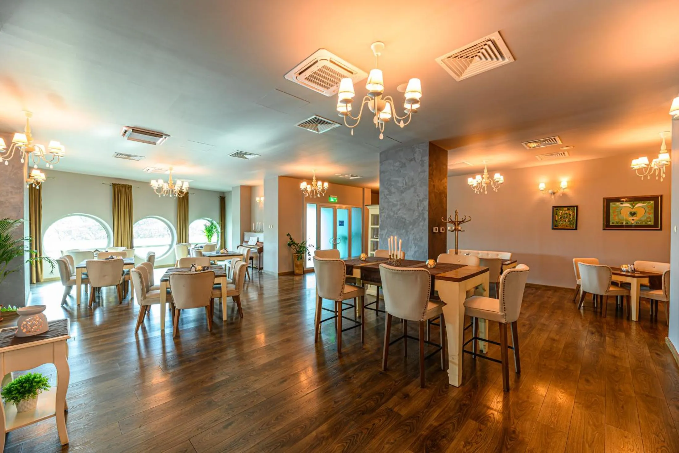 Restaurant/places to eat in Vega Hotel