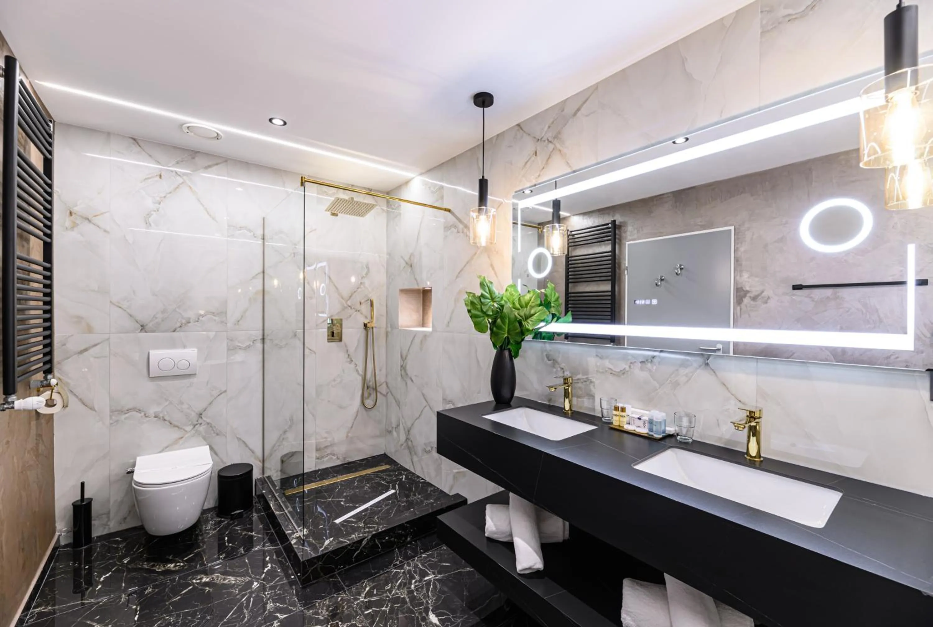 Shower in Vega Hotel