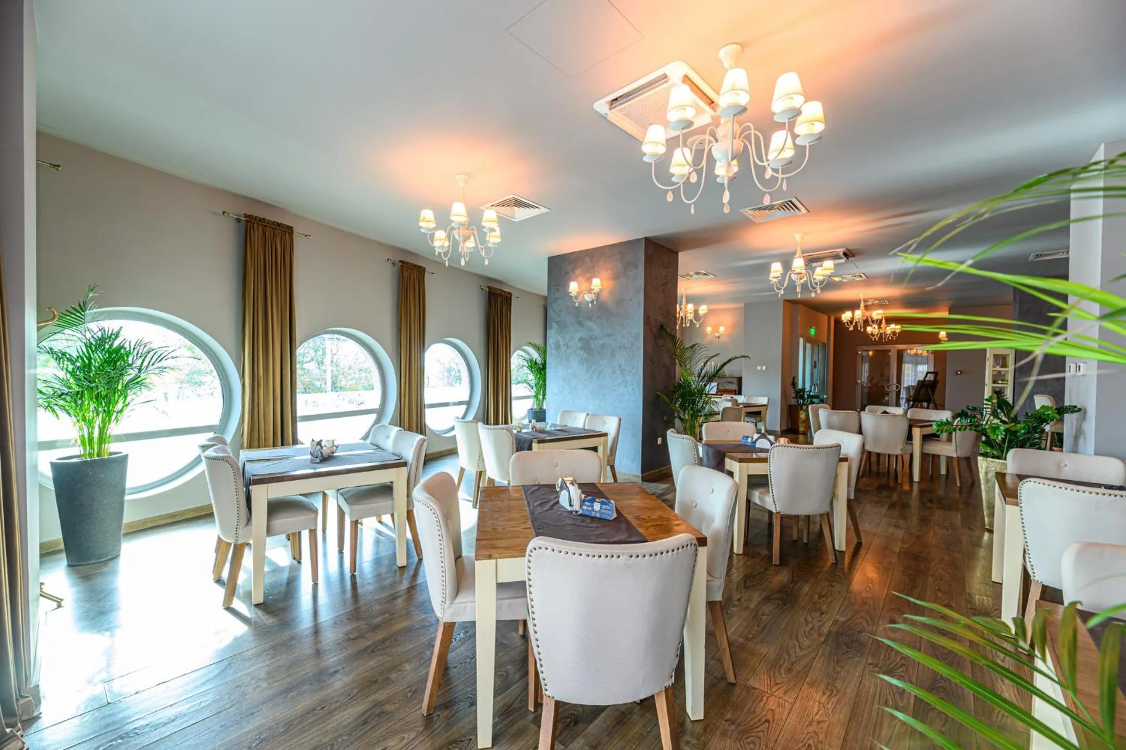 Restaurant/places to eat in Vega Hotel