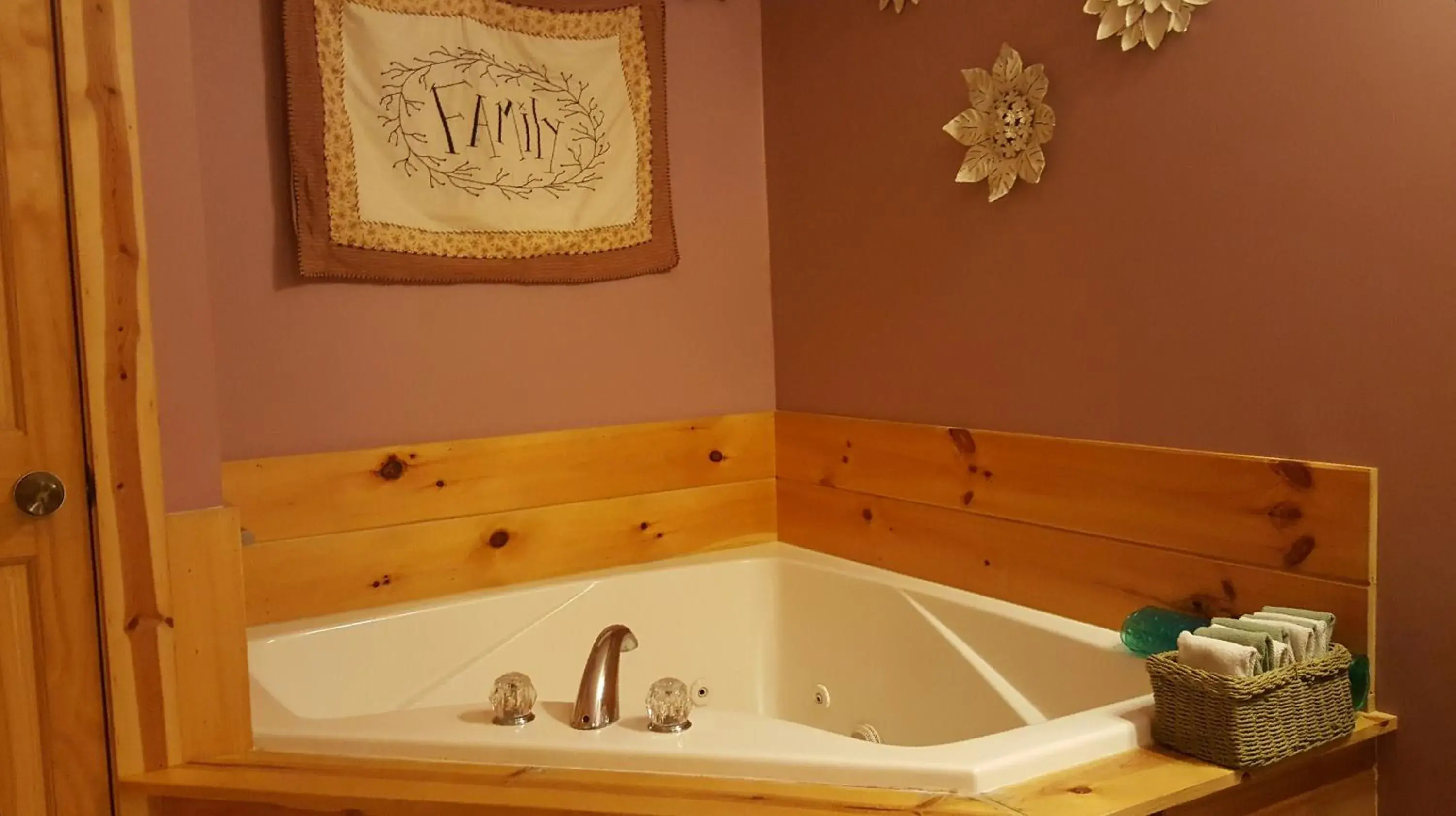 One-Bedroom Bungalow in Amish Blessings Cabins One-Bedroom Bungalow in Amish Blessings Cabins