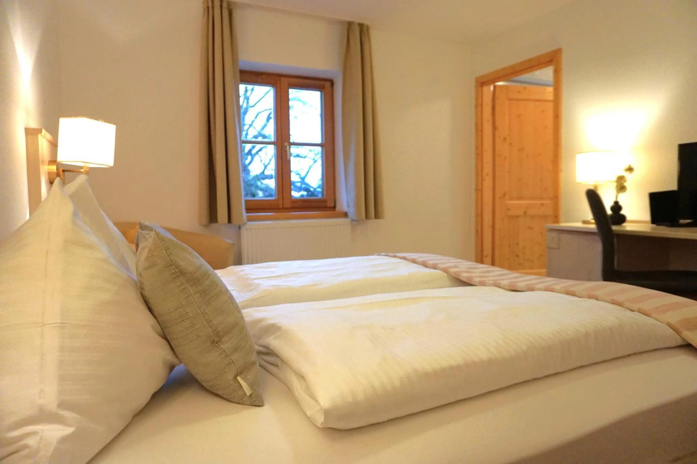 Bedroom, Bed in Landhotel und Gasthof Kirchberger