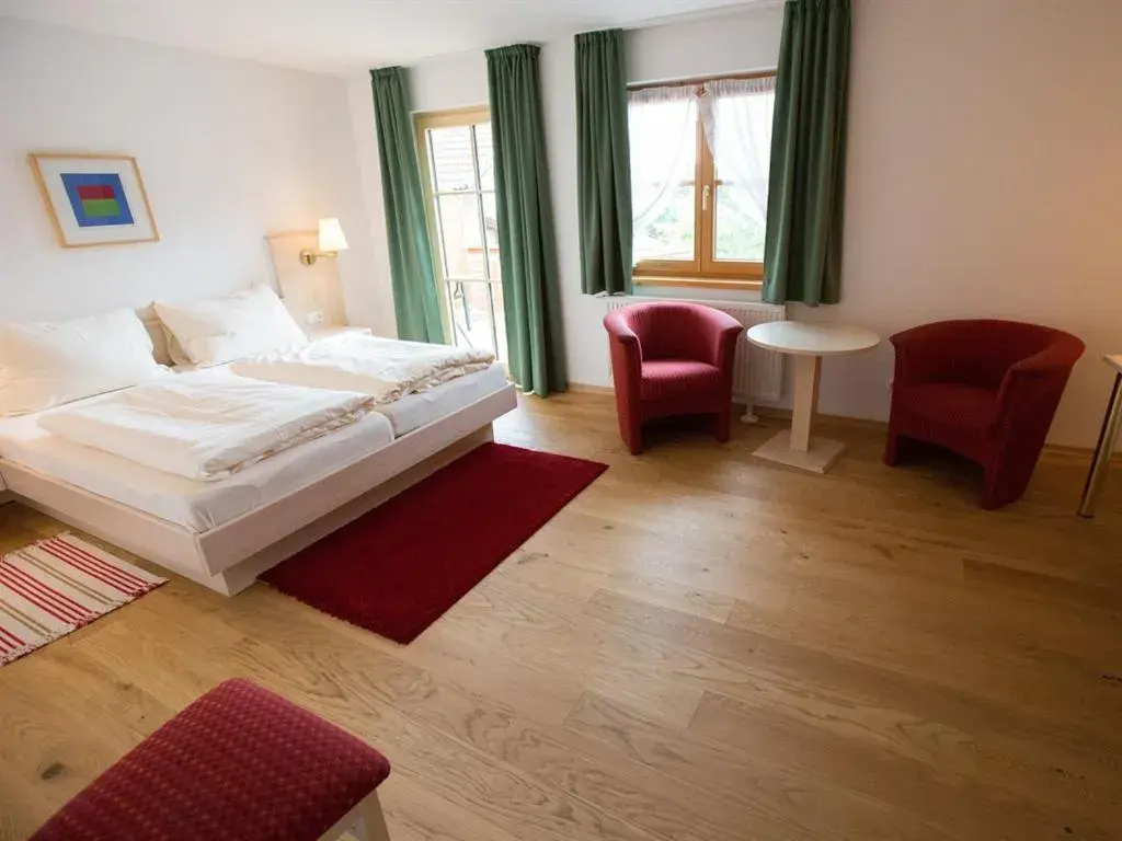 Bedroom, Bed in Landhotel und Gasthof Kirchberger