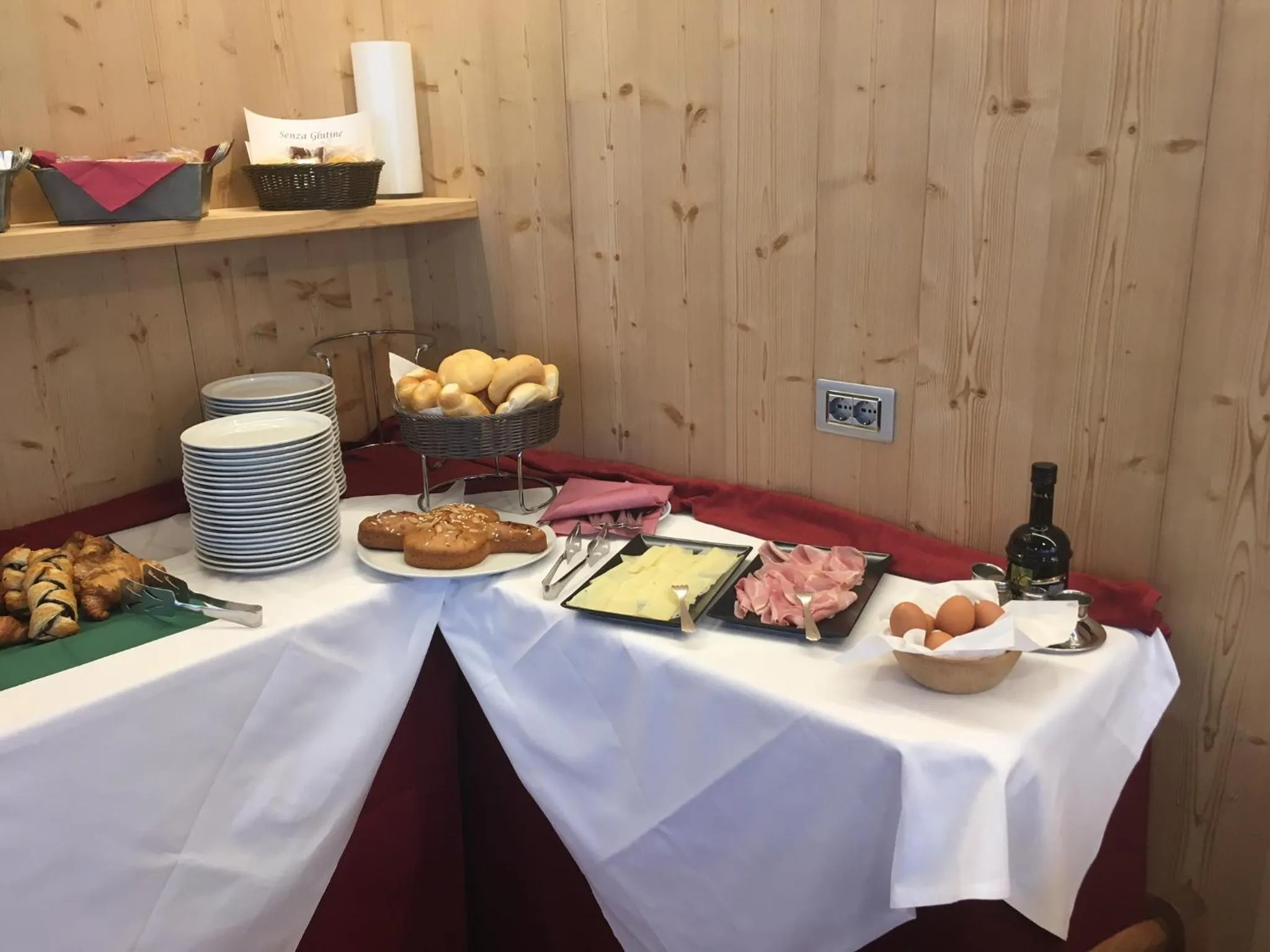 Buffet breakfast in Hotel Alemagna