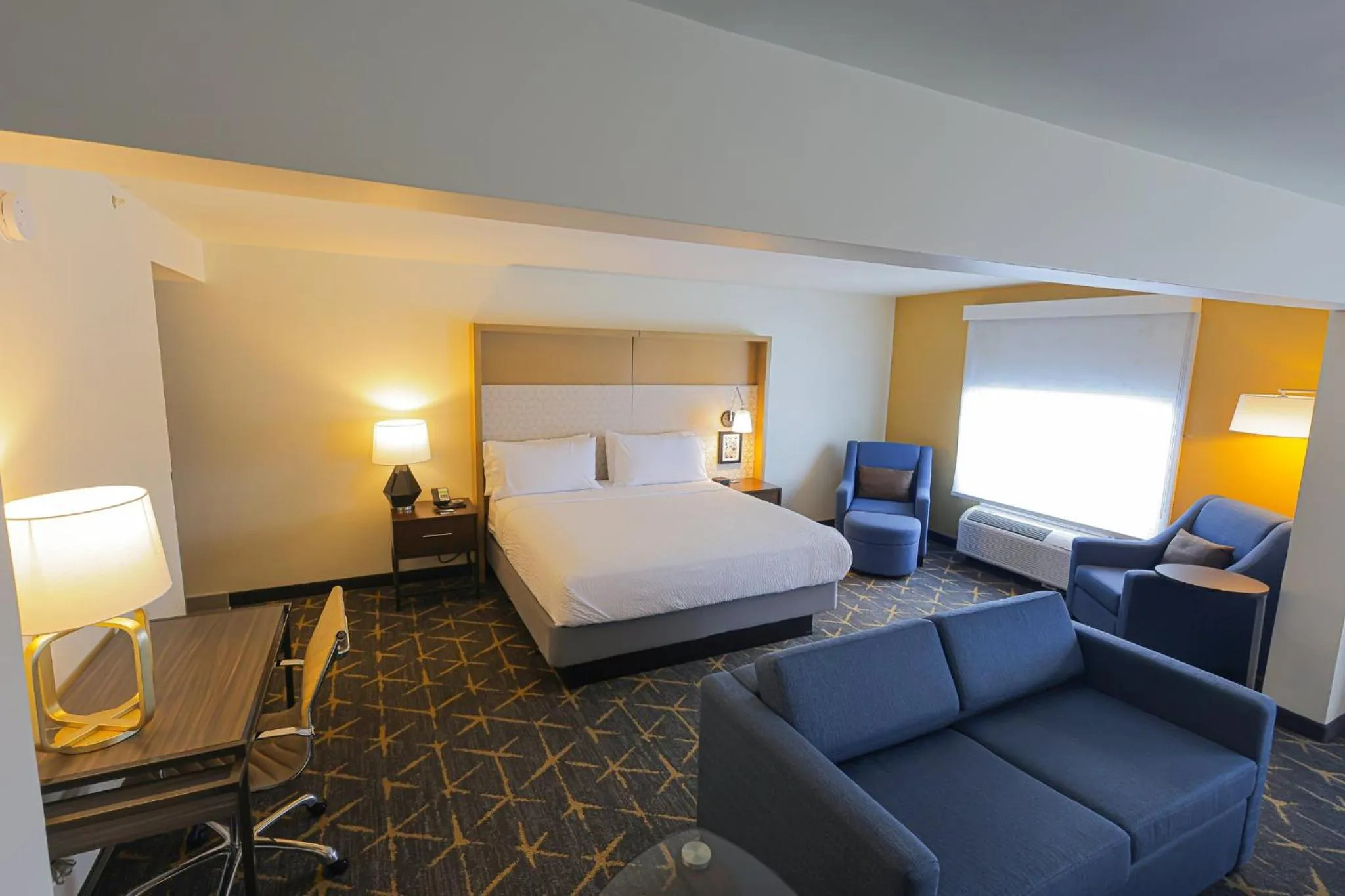 Photo of the whole room, Bed in Holiday Inn - Piscataway - Somerset by IHG