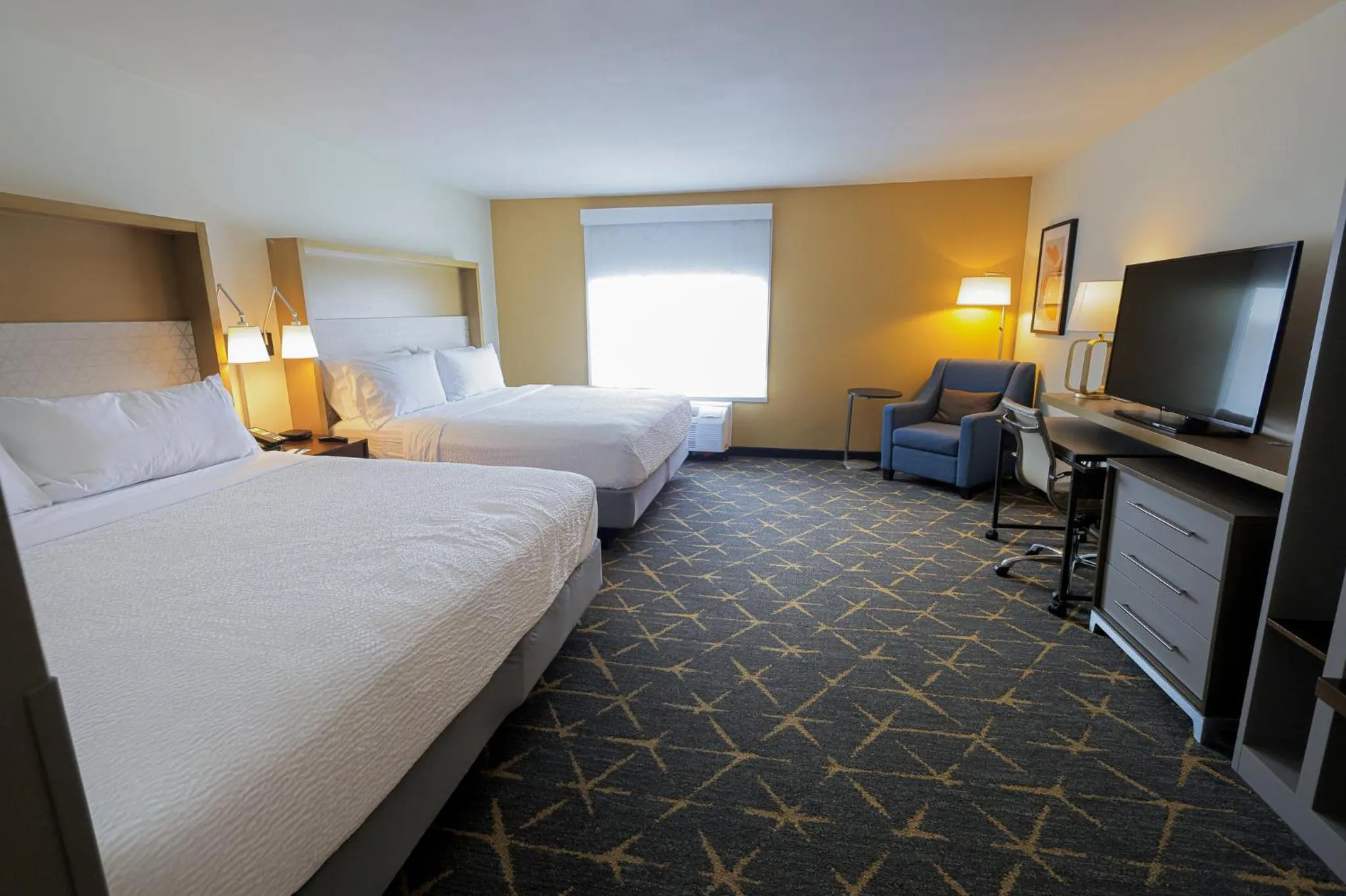 Photo of the whole room, Bed in Holiday Inn - Piscataway - Somerset by IHG