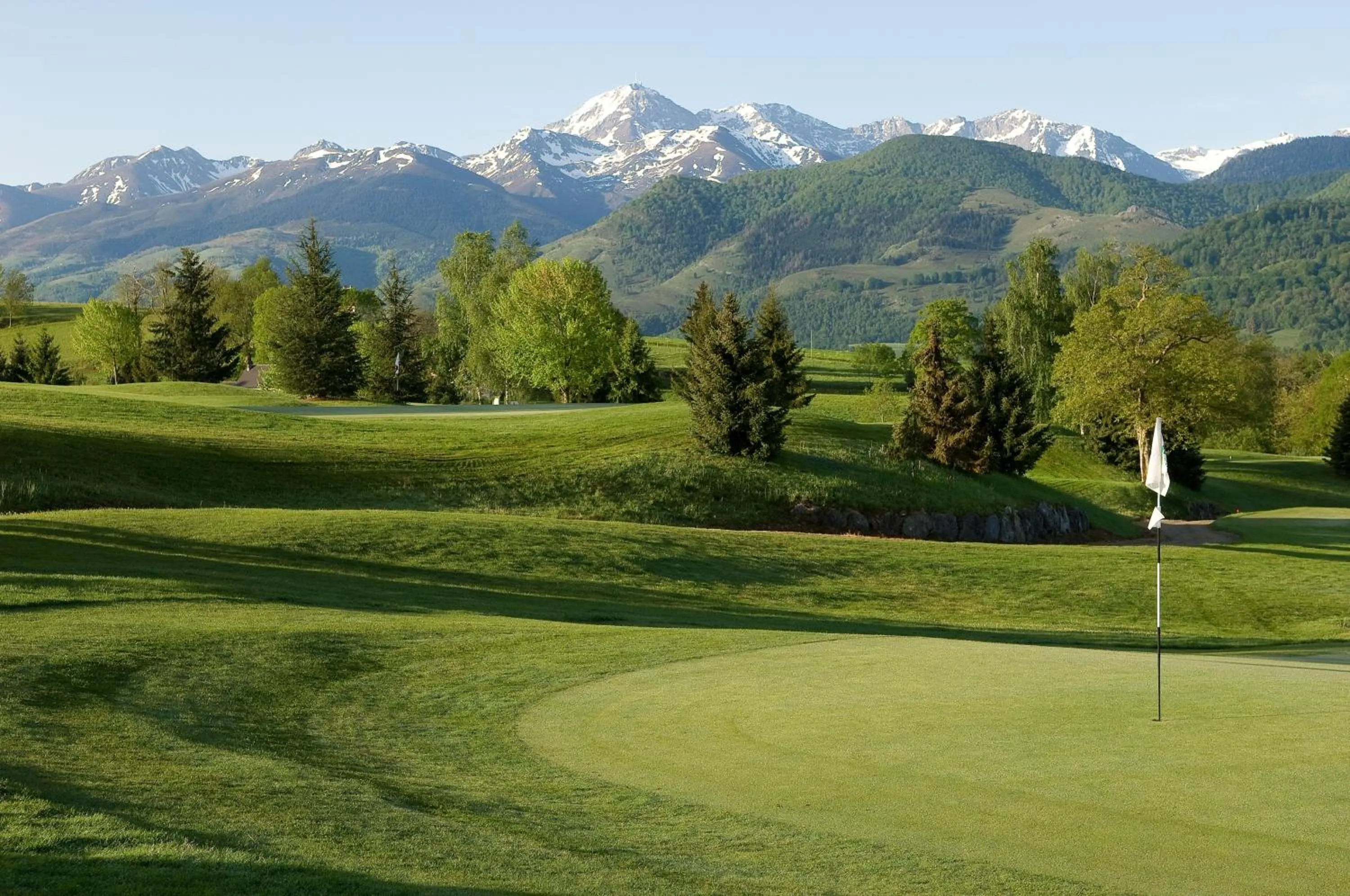 Spring in Le Domaine du Golf Country Club de Bigorre