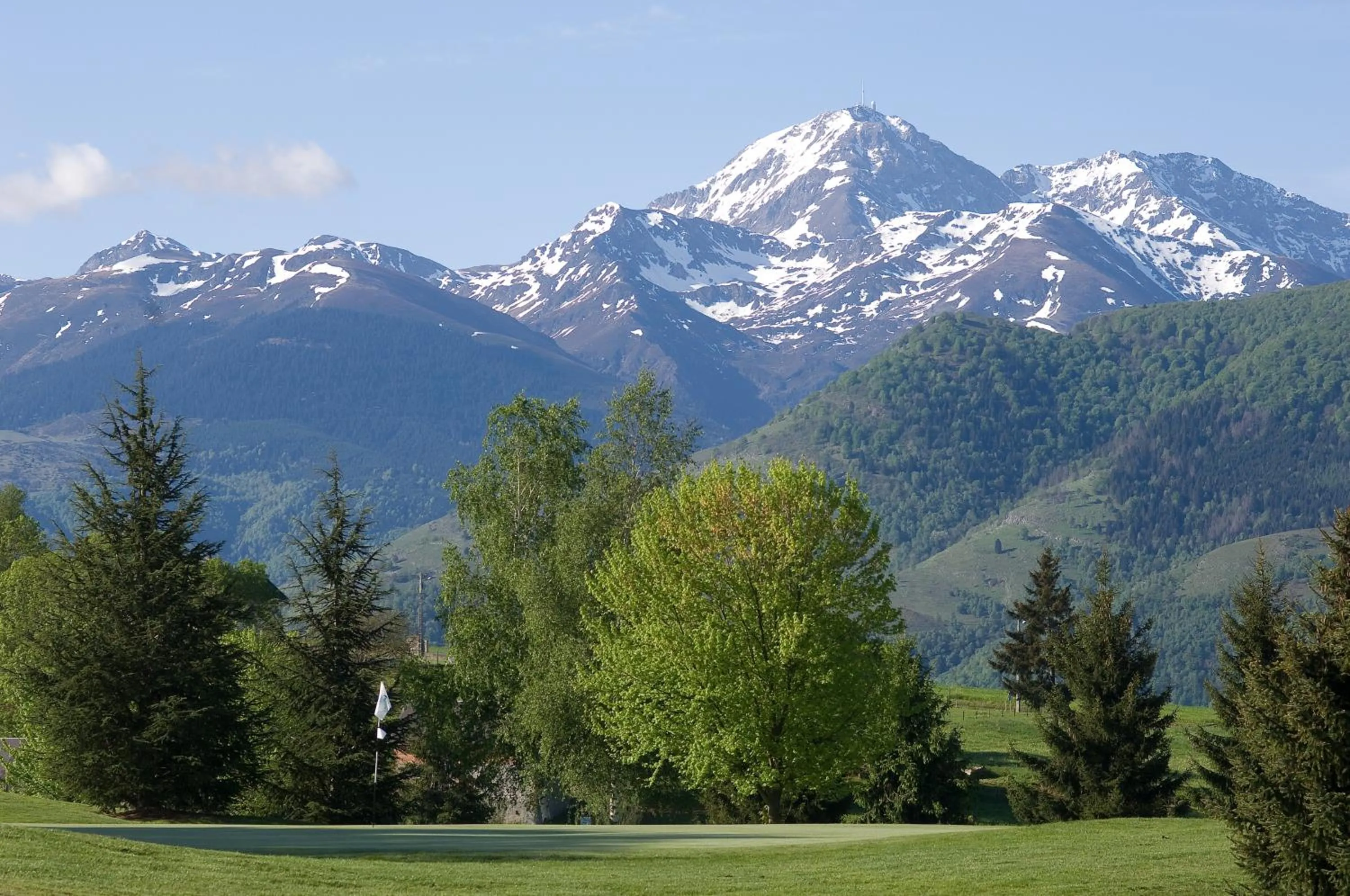 Spring in Le Domaine du Golf Country Club de Bigorre