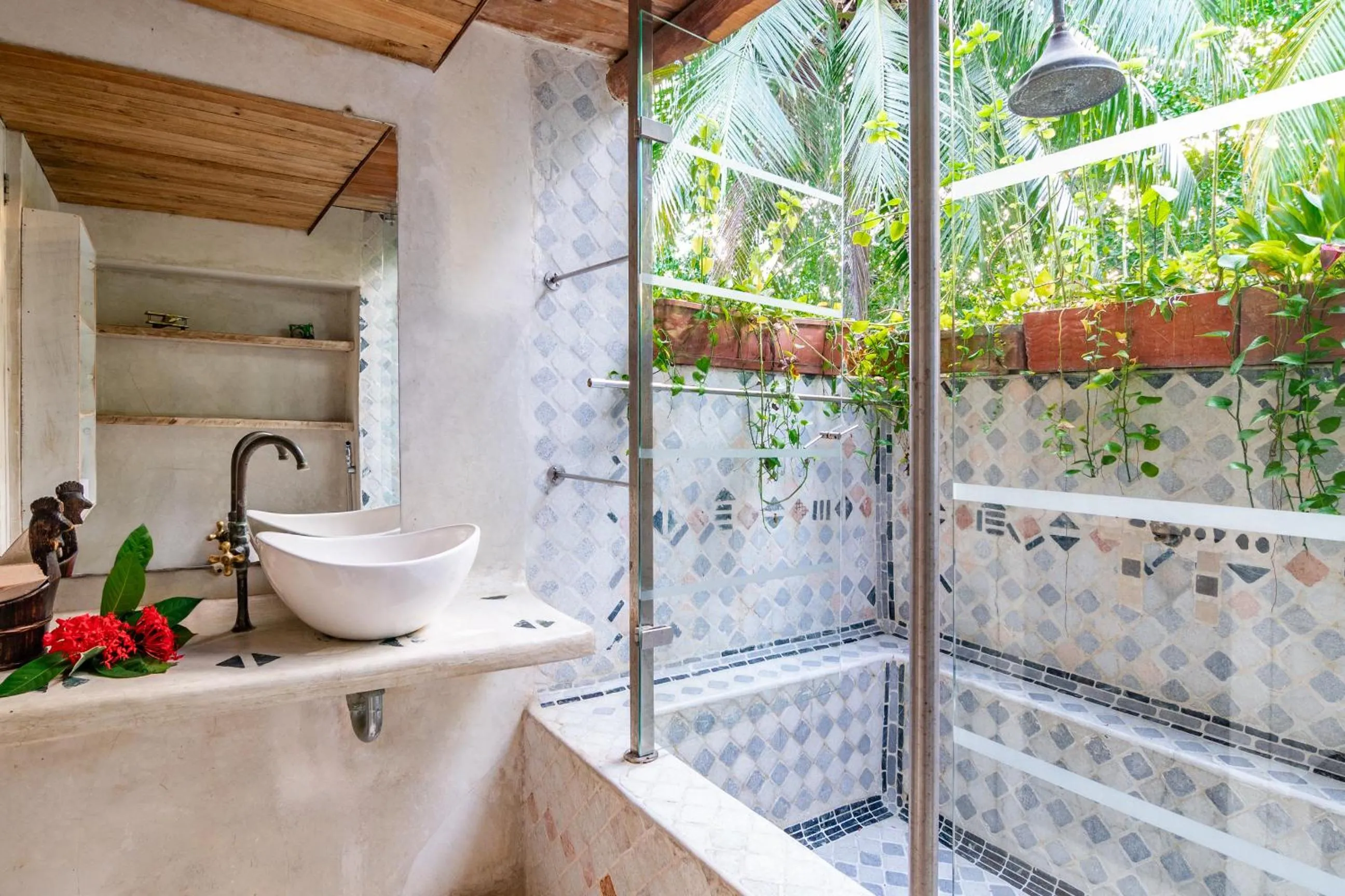 Shower in Hotel Playa Manglares Isla Baru