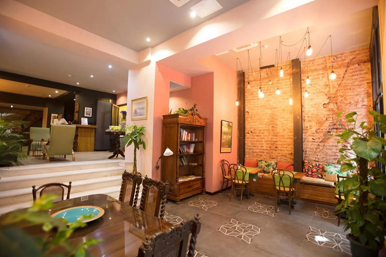 Restaurant/places to eat in No11 Hotel & Apartments