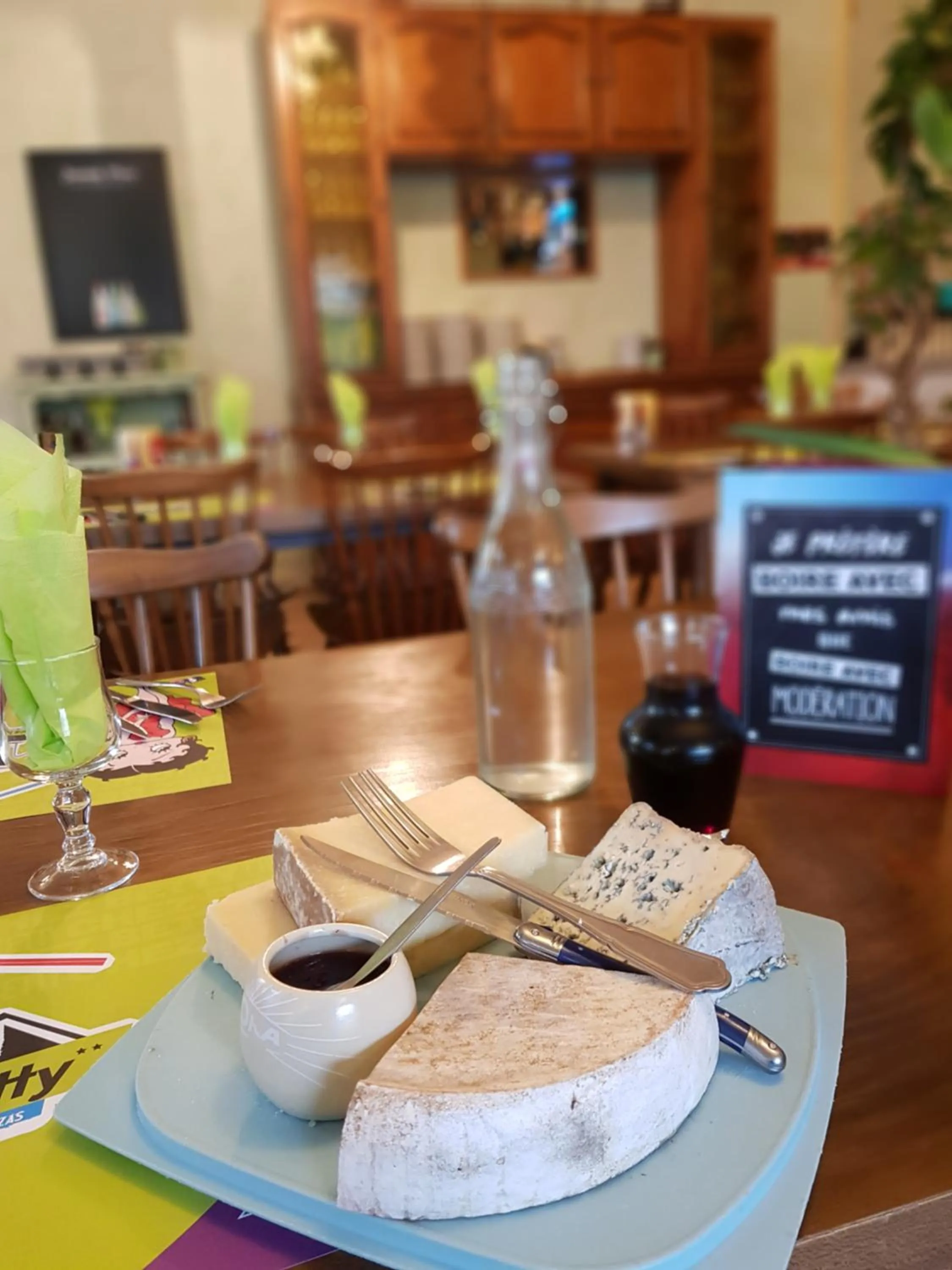 Buffet breakfast in Hotel des voyageurs Chez Betty