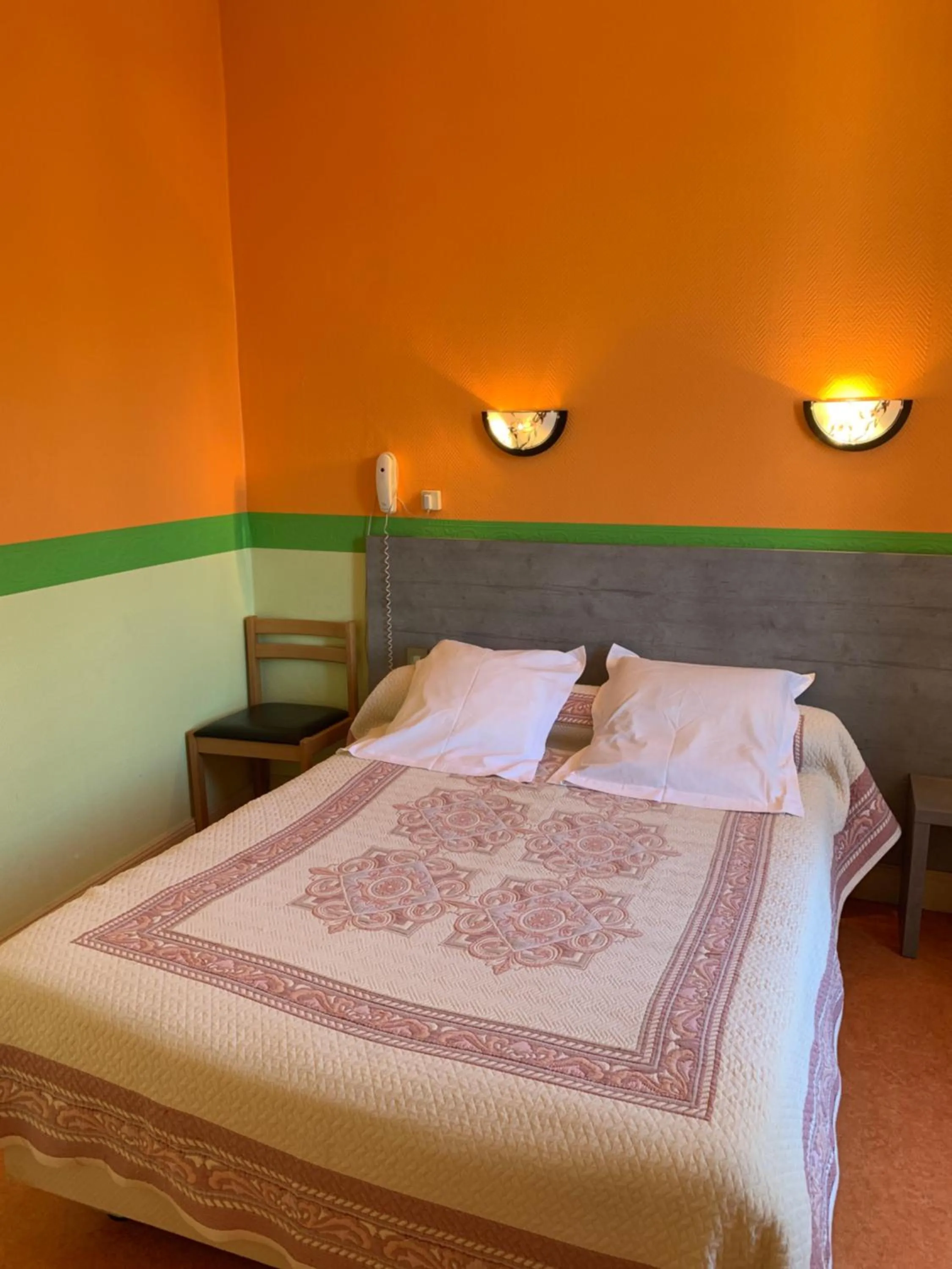 Bed in Hotel des voyageurs Chez Betty