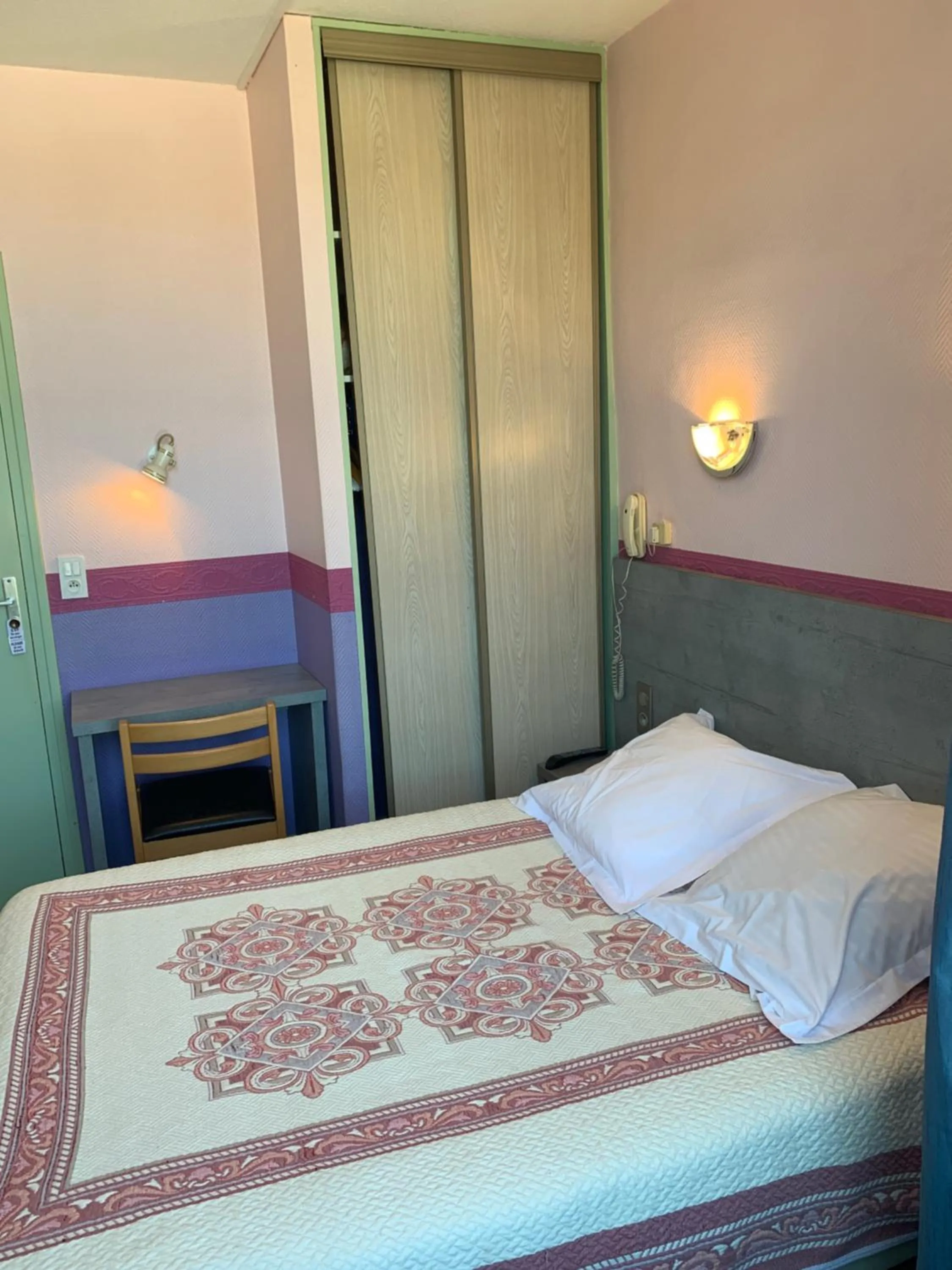 Bed in Hotel des voyageurs Chez Betty