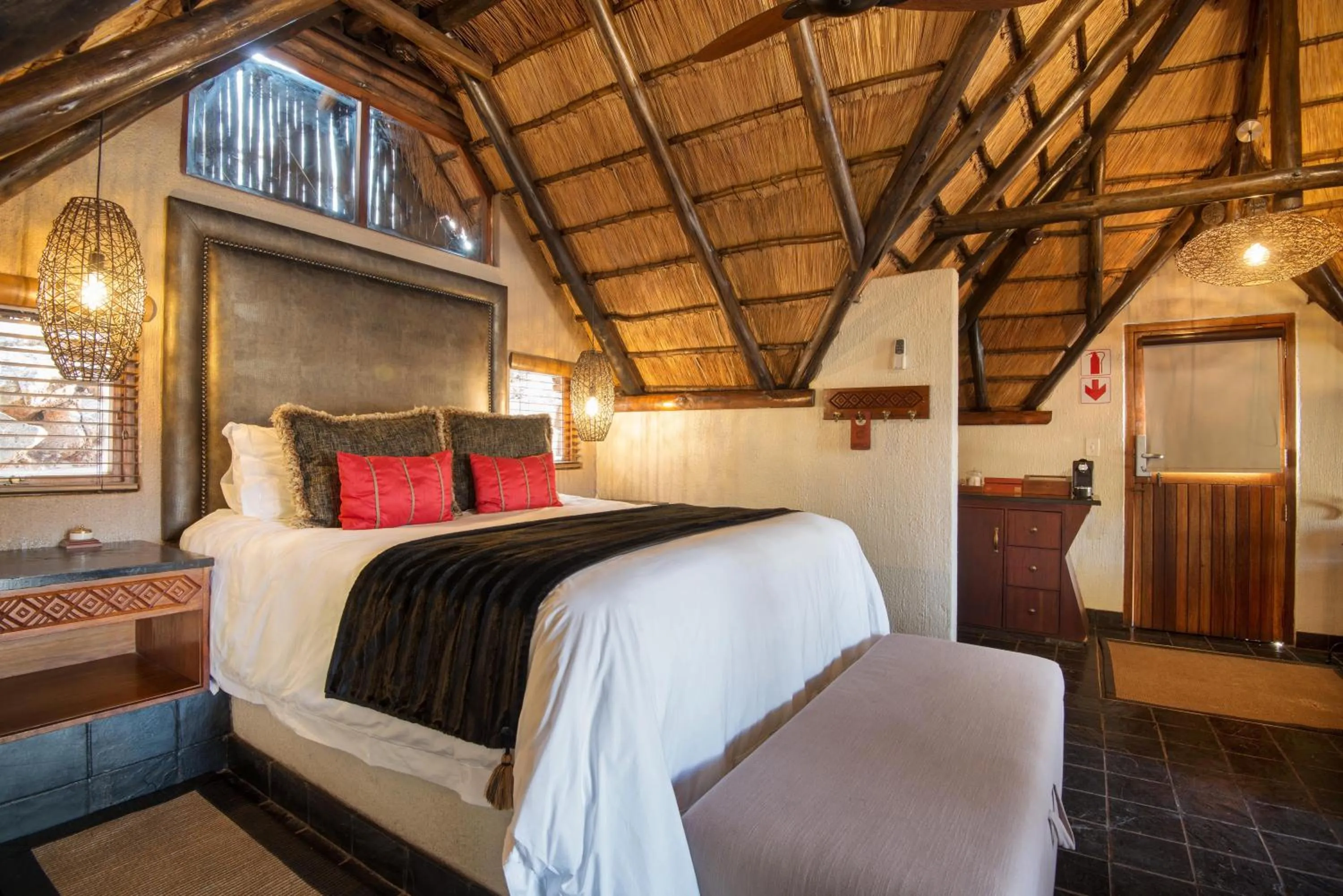 Photo of the whole room, Bed in Tshukudu Bush Lodge