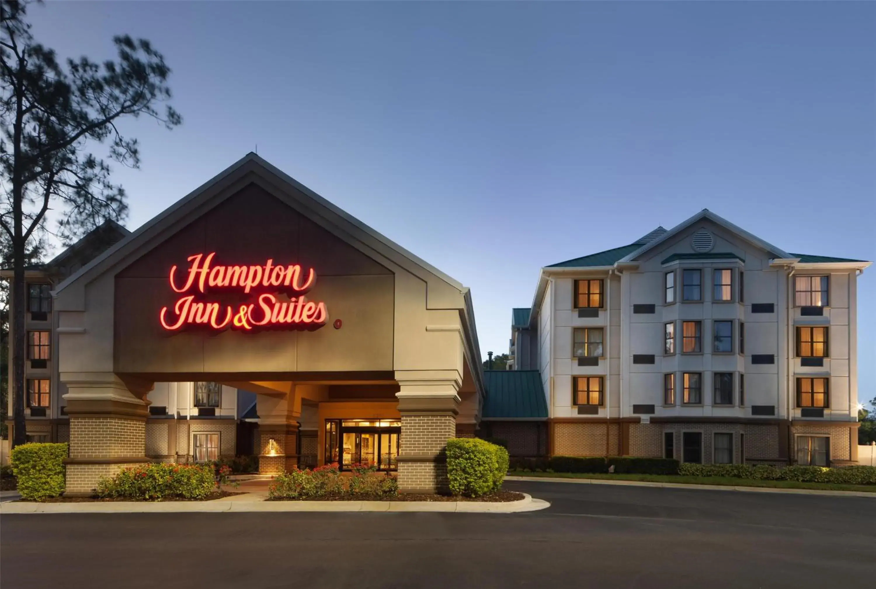 Property building in Hampton Inn & Suites Tampa-North Property building in Hampton Inn & Suites Tampa-North