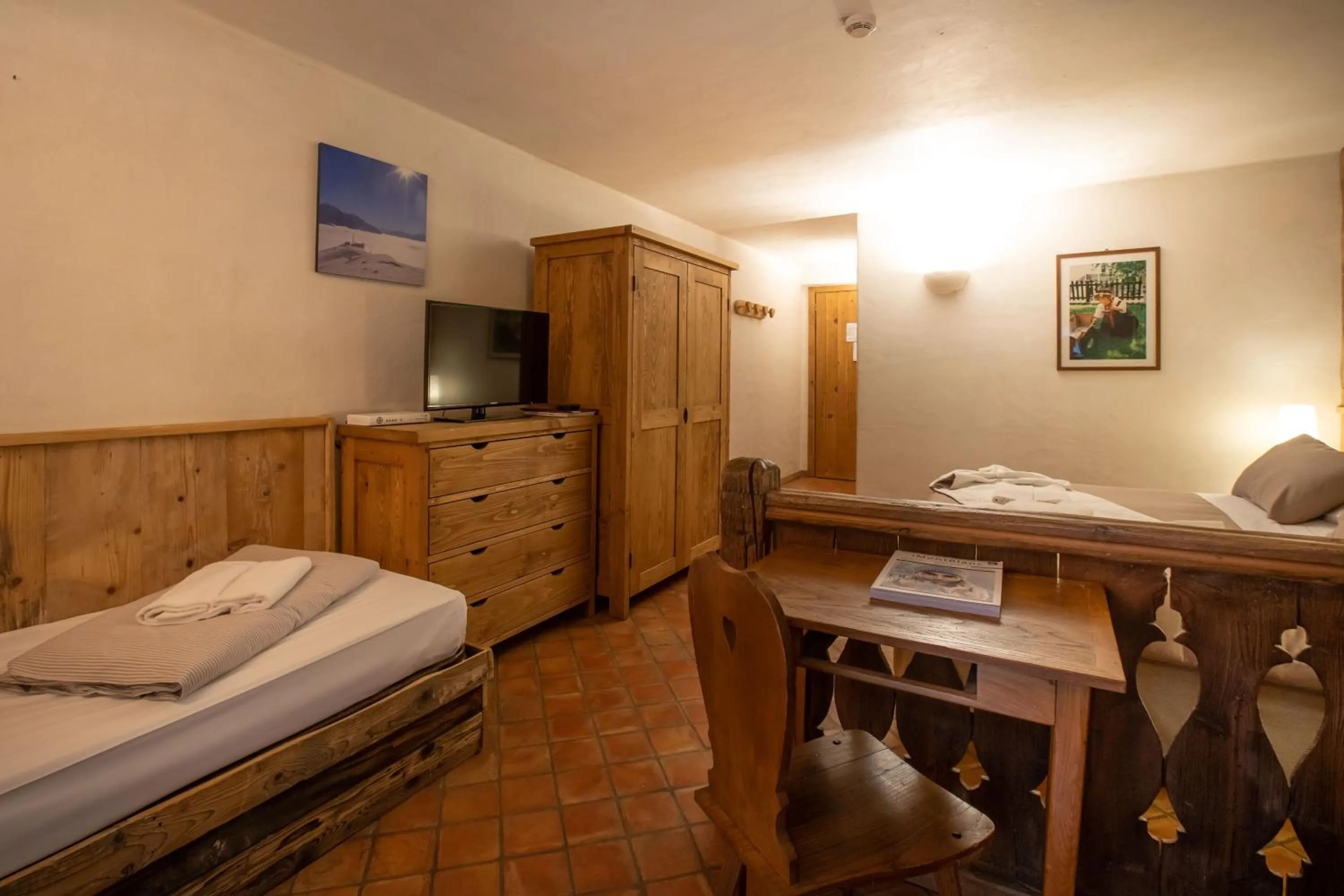 Photo of the whole room, Bed in Chalet Svizzero