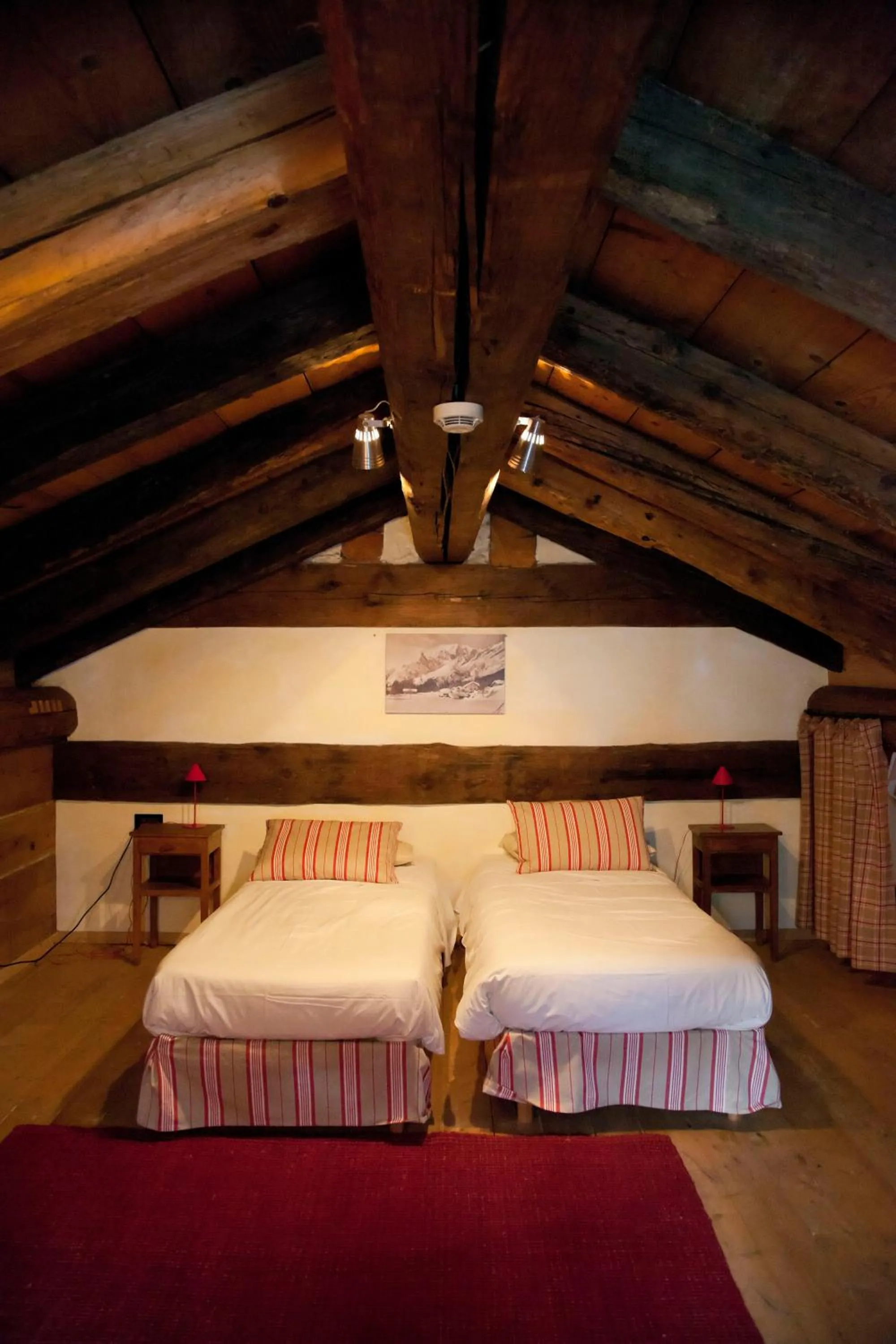 Photo of the whole room, Bed in Chalet Svizzero