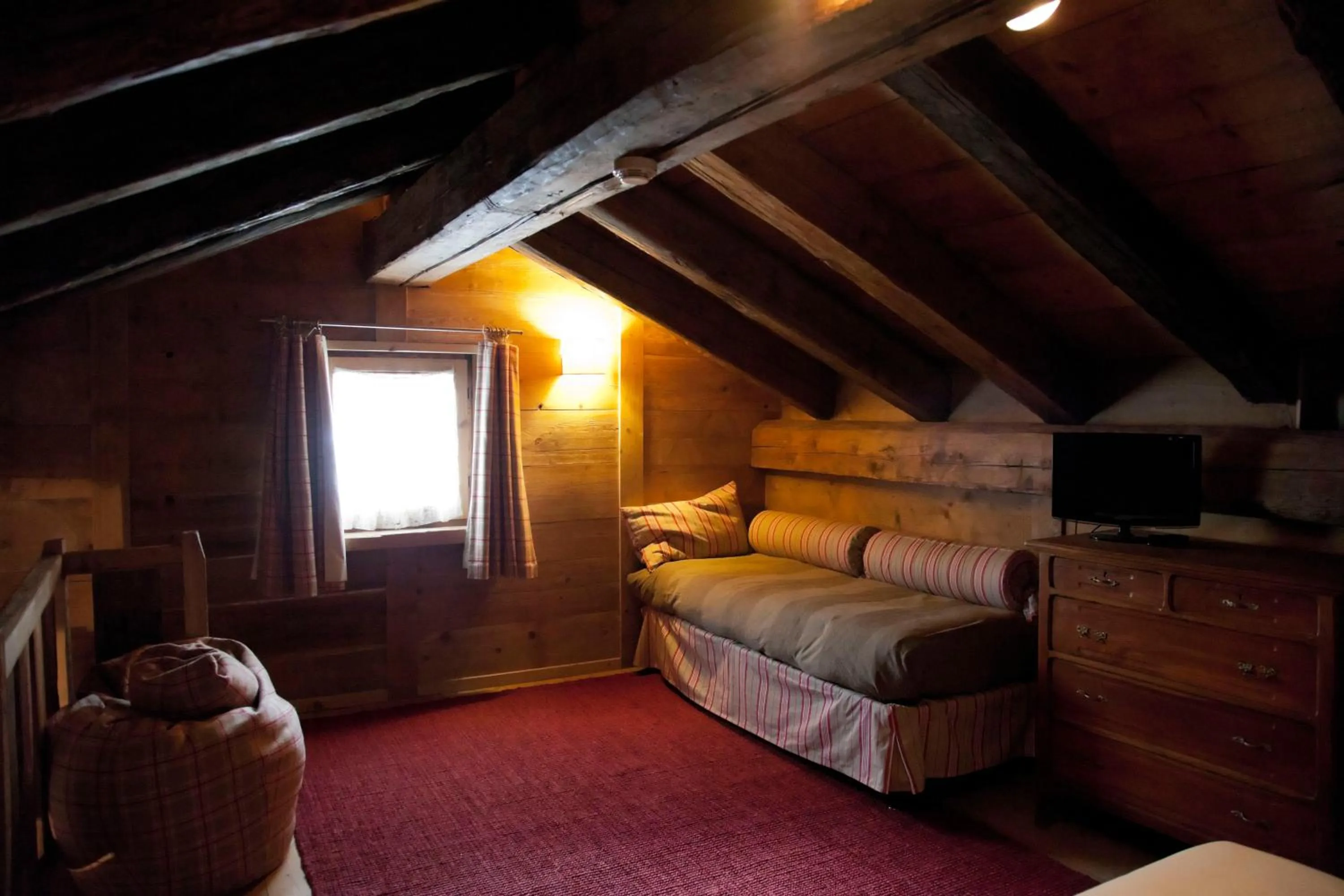 Photo of the whole room, Bed in Chalet Svizzero