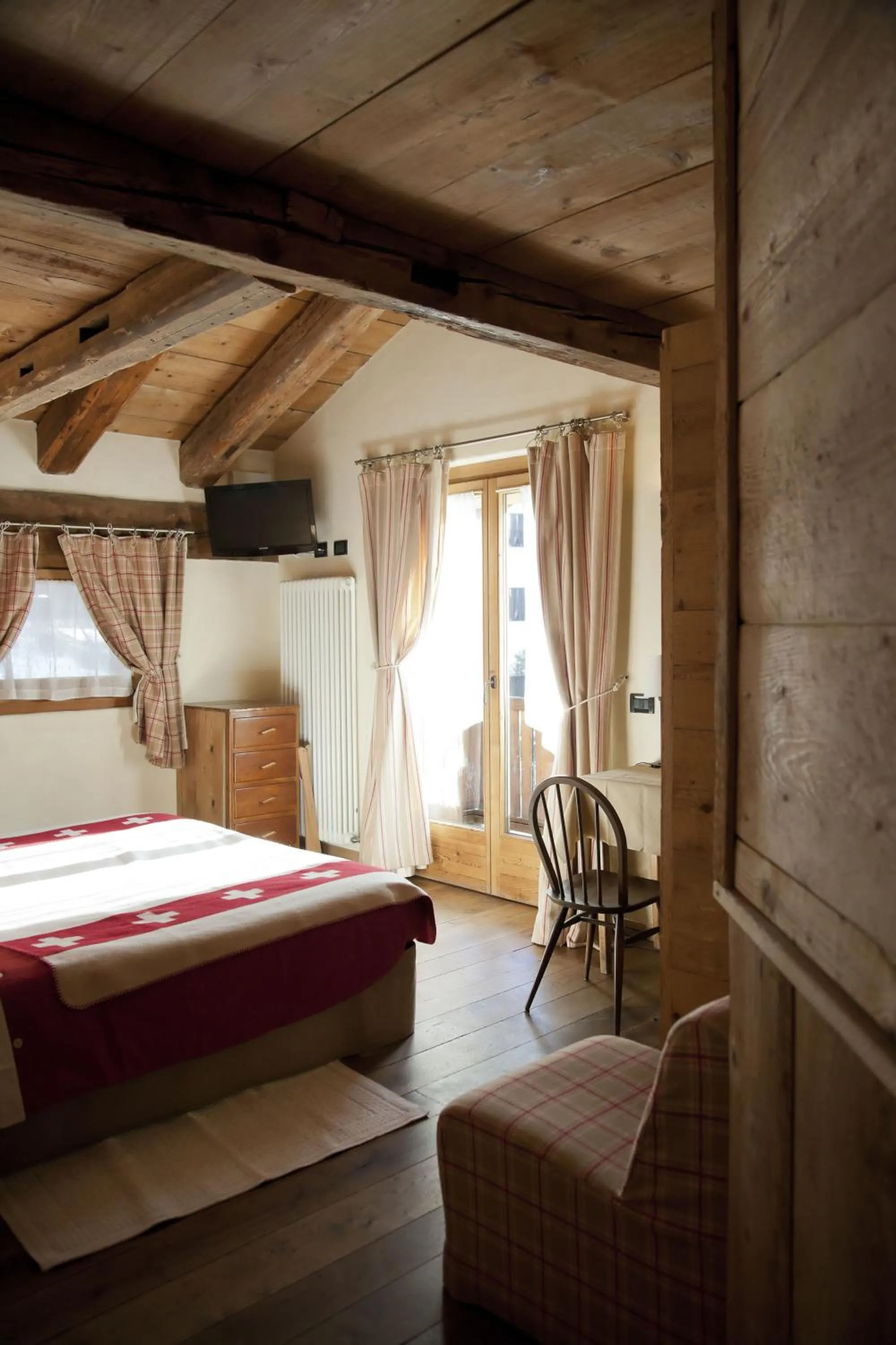Photo of the whole room, Bed in Chalet Svizzero