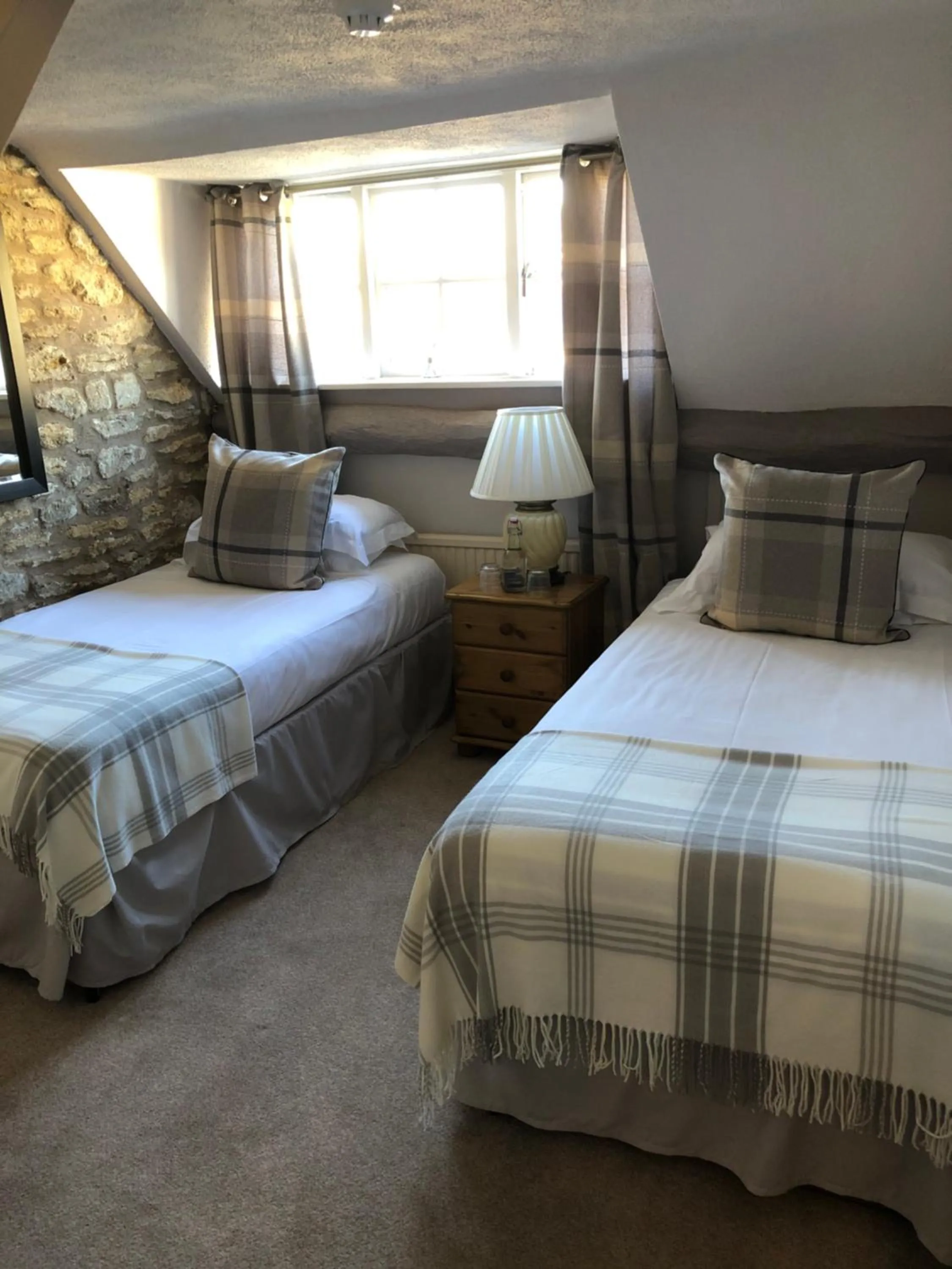 Bedroom, Bed in The George at Nunney