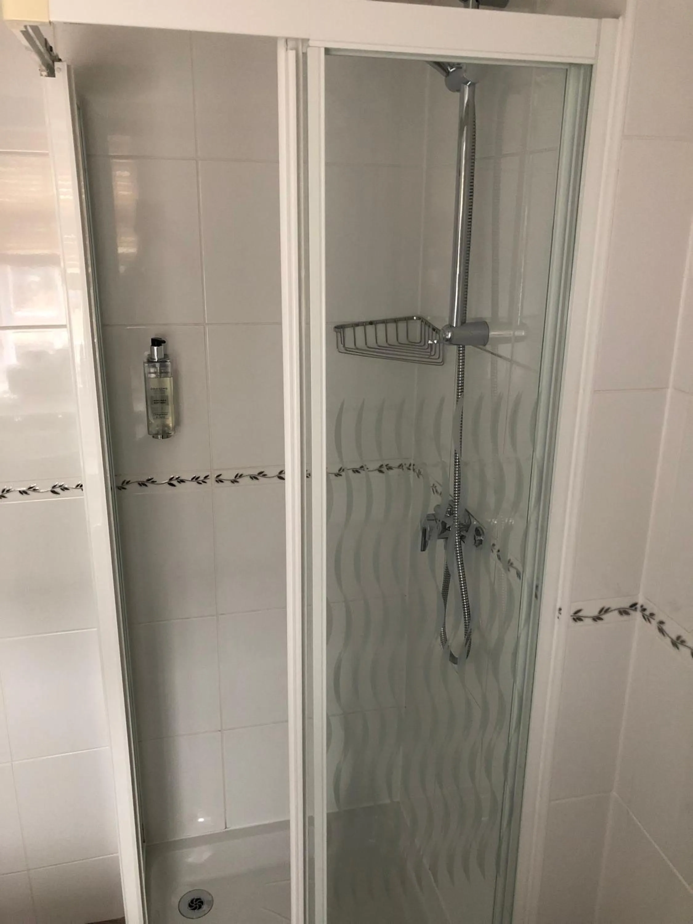 Shower in The George at Nunney